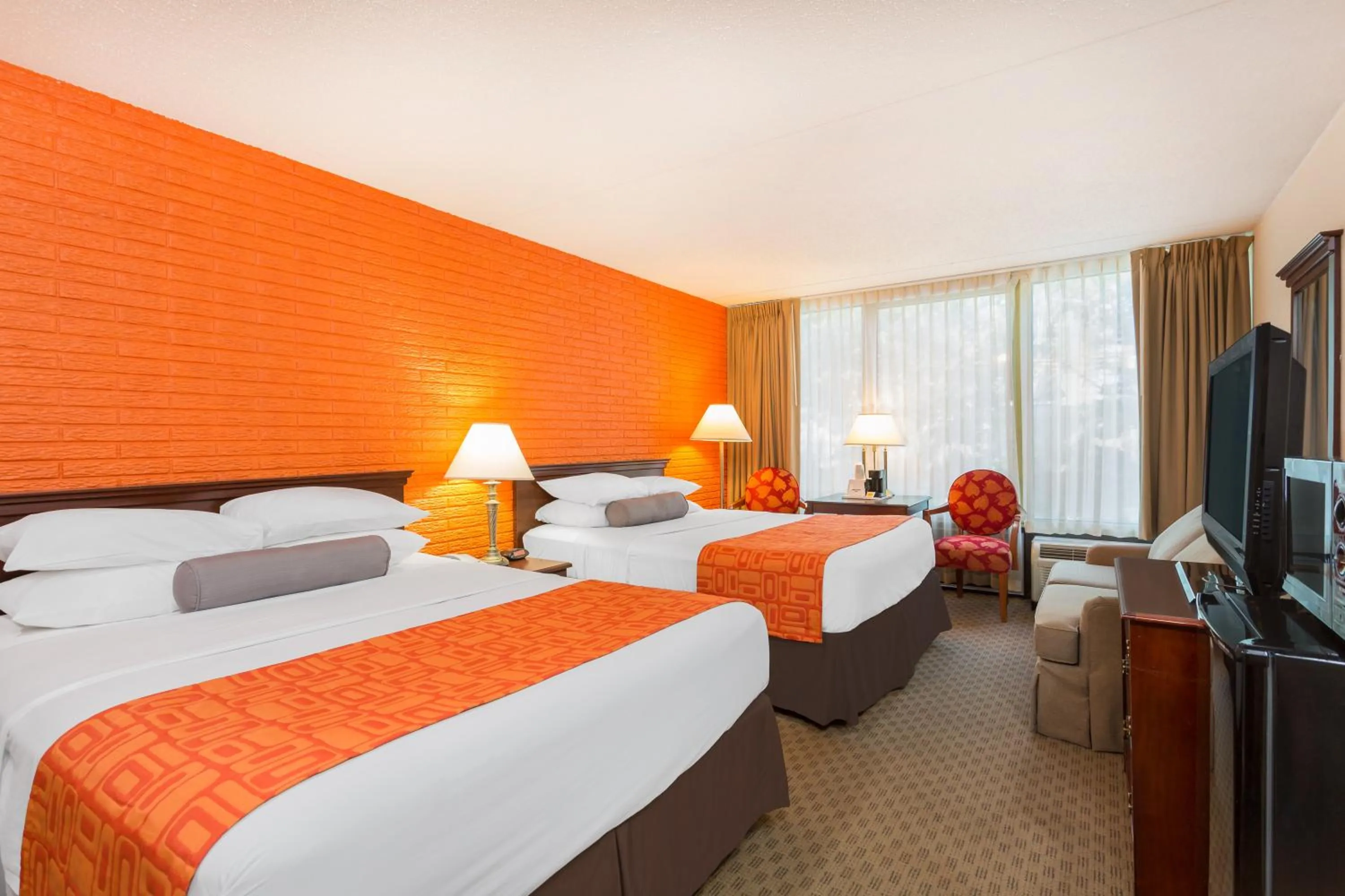 Queen Room with Two Queen Beds - Non-Smoking in Howard Johnson by Wyndham Williamsburg