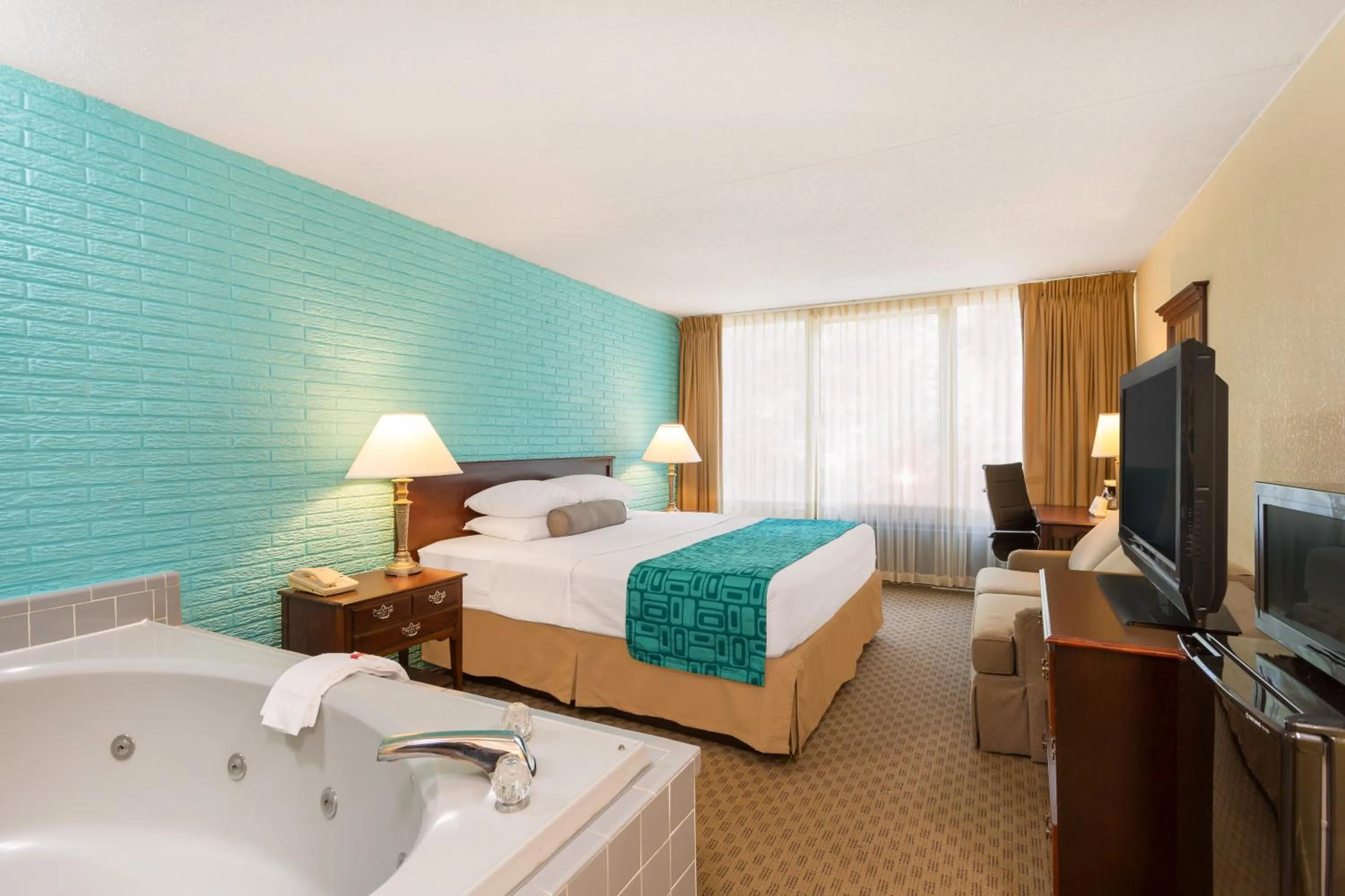 Deluxe King Room - Non-Smoking in Howard Johnson by Wyndham Williamsburg