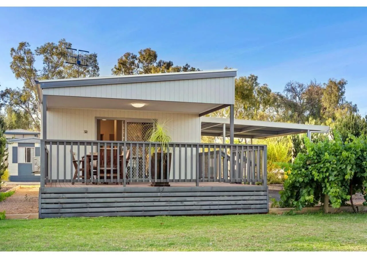 Deluxe Balcony Cabin in Discovery Parks - Lake Bonney