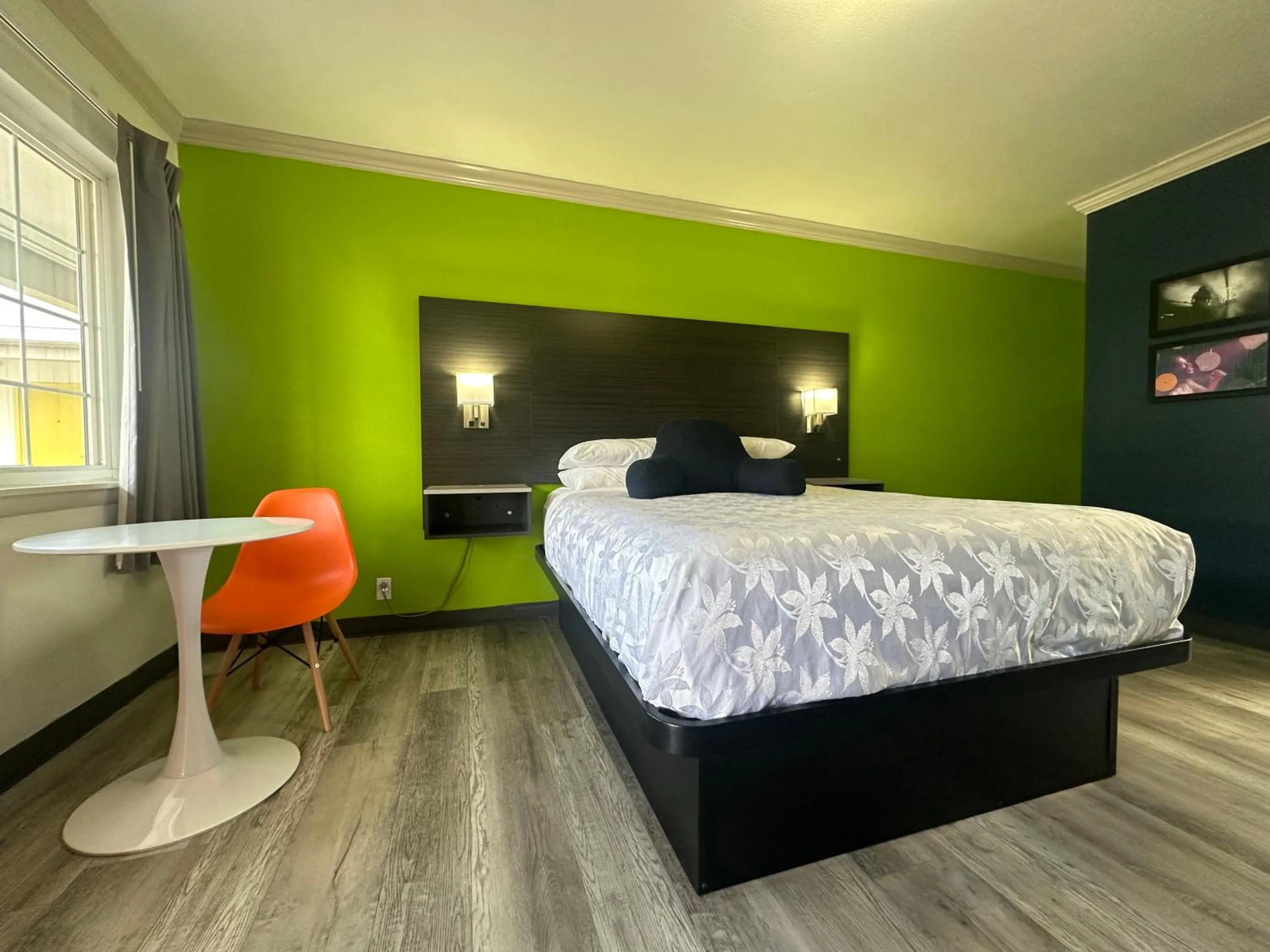 Queen Room in Americas Best Value Inn Winnemucca