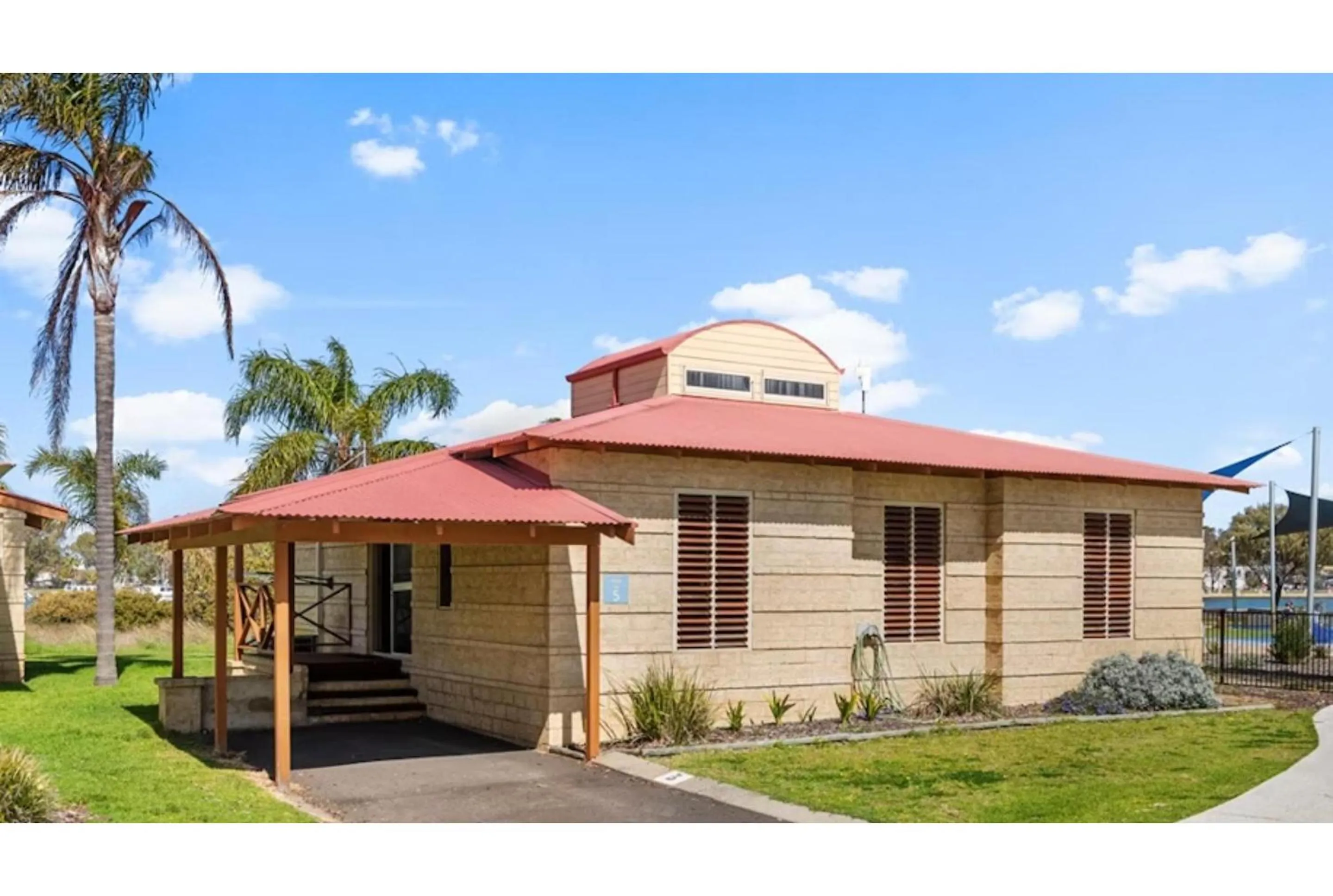 Deluxe 3 Bedroom Waterfront Cabin in Discovery Parks - Bunbury Foreshore