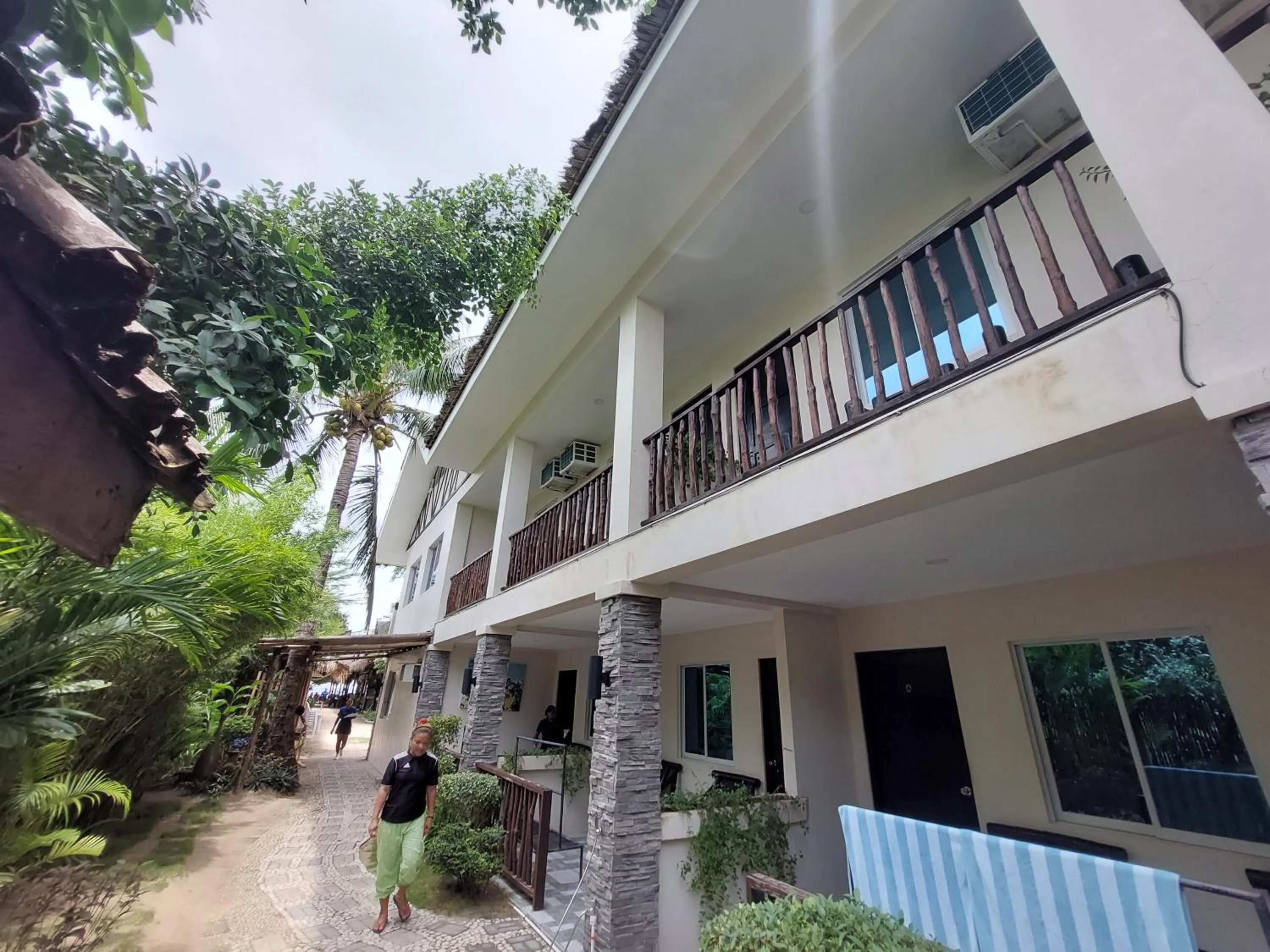 Deluxe Queen Room with Garden View in Avila's Horizon Dive Resort Malapascua