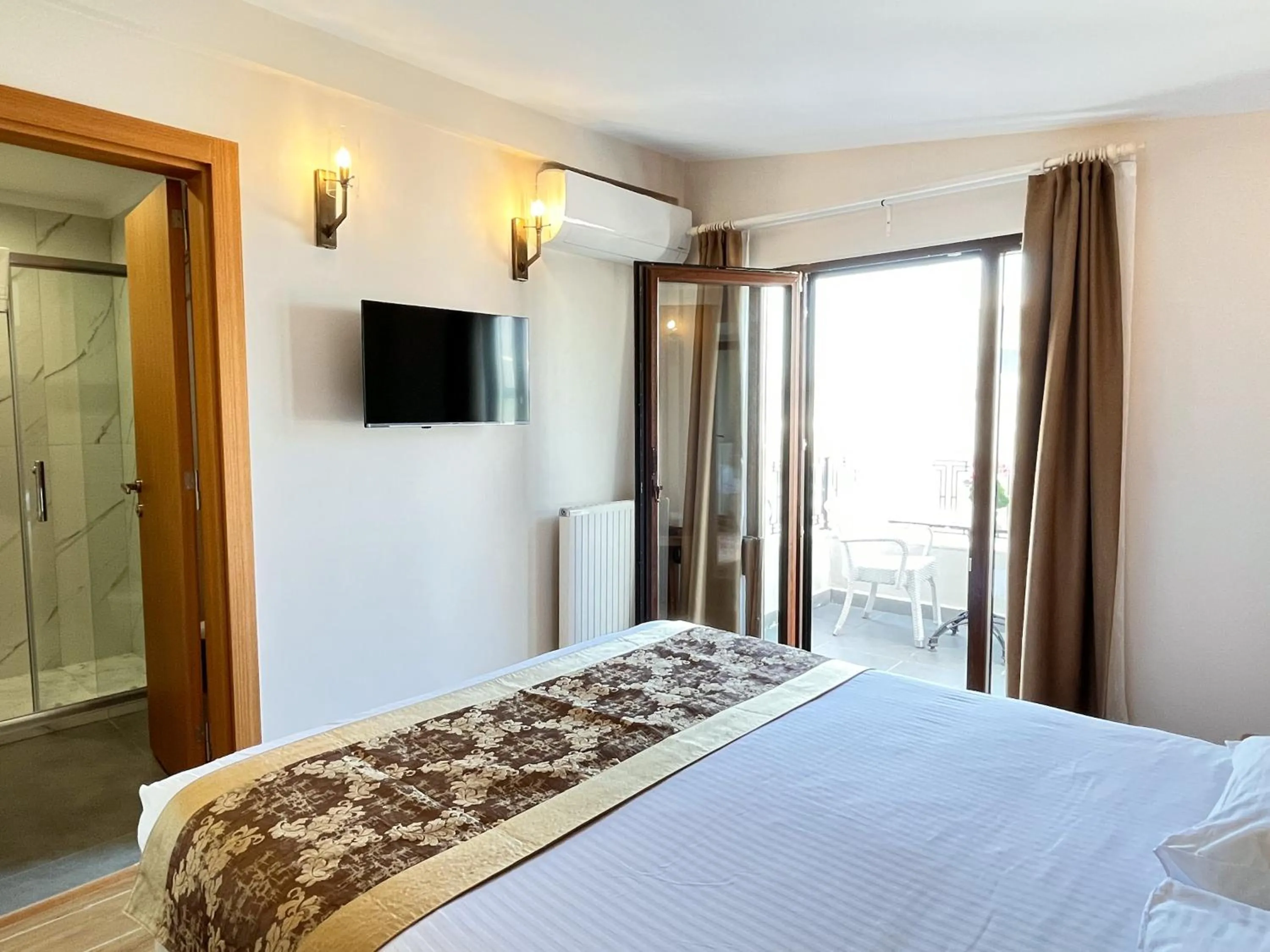 Superior Double Room with Balcony and Sea View in Aren Suites