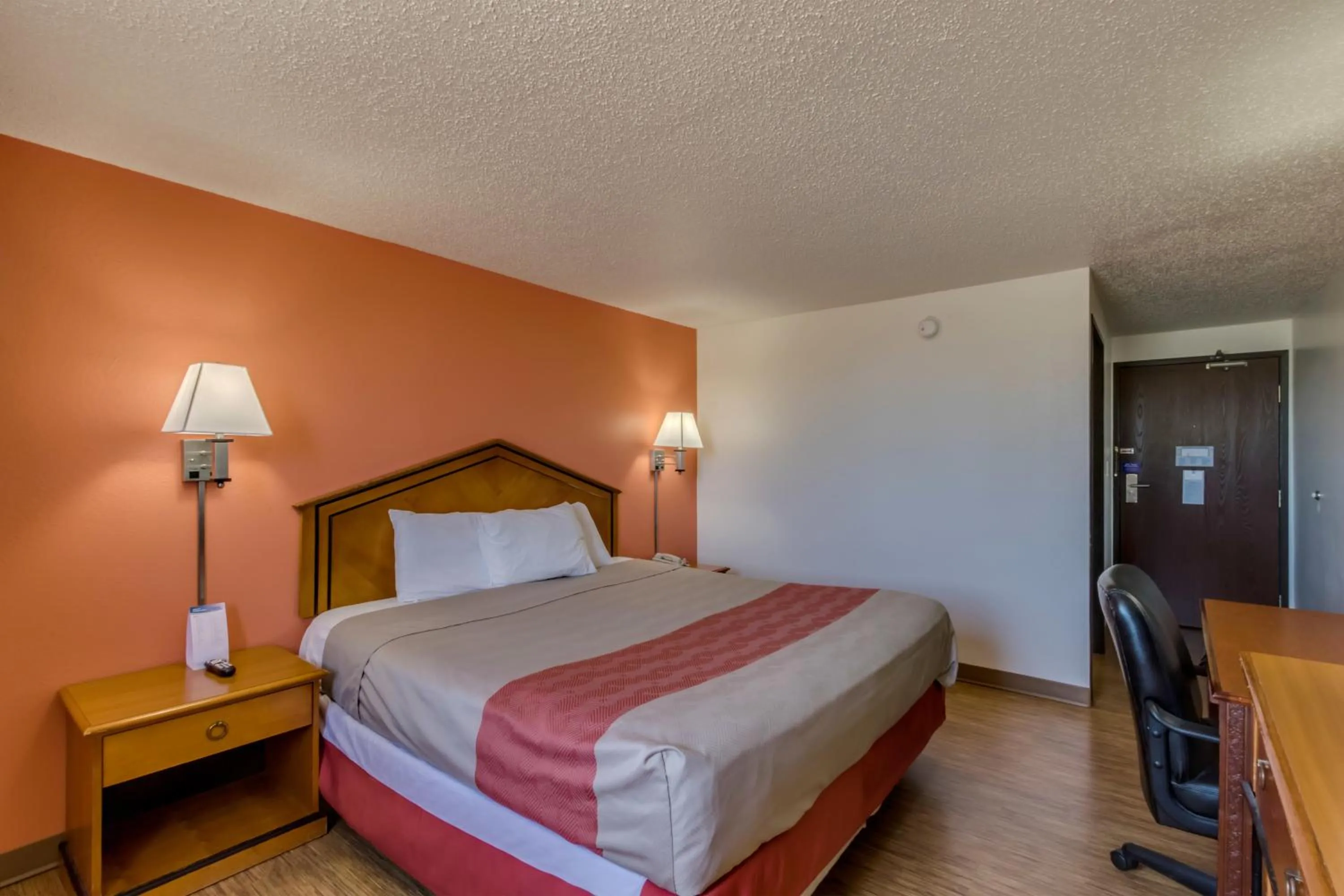 King Room - Disability Access - Non-Smoking in Motel 6-Albert Lea, MN