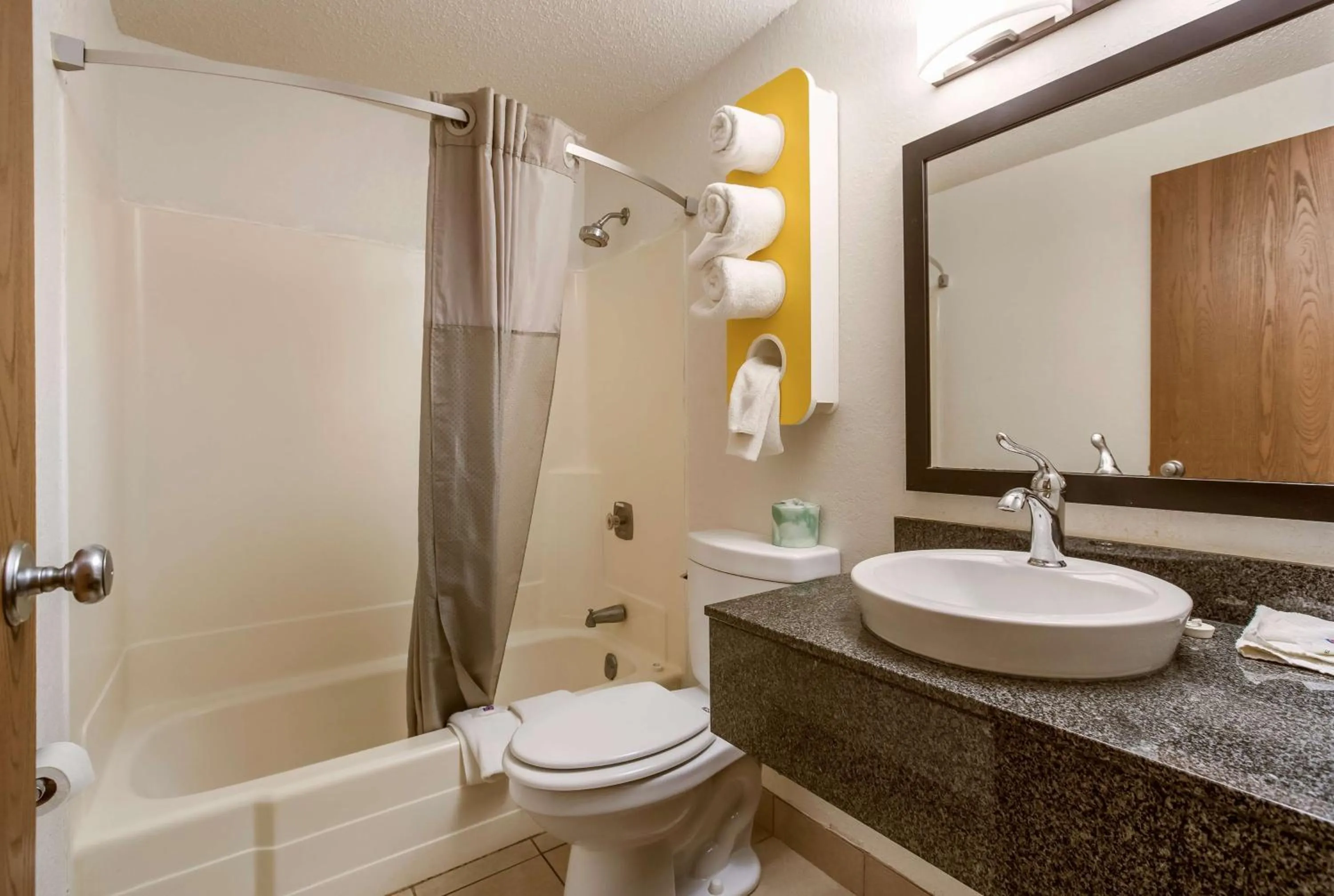 Deluxe Quadruple Room - Non-Smoking in Motel 6-Albert Lea, MN