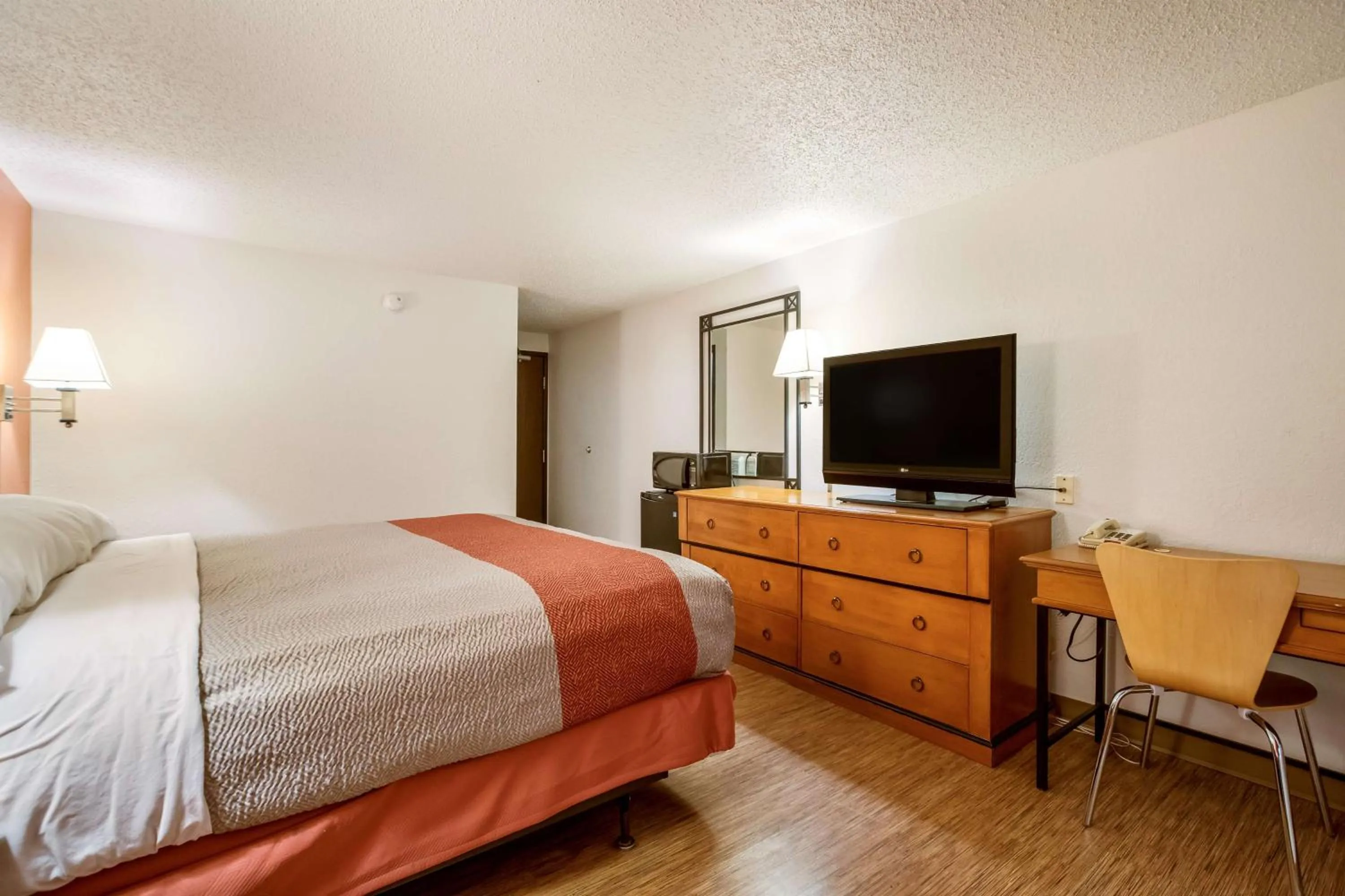 Deluxe King Room - Non-Smoking in Motel 6-Albert Lea, MN