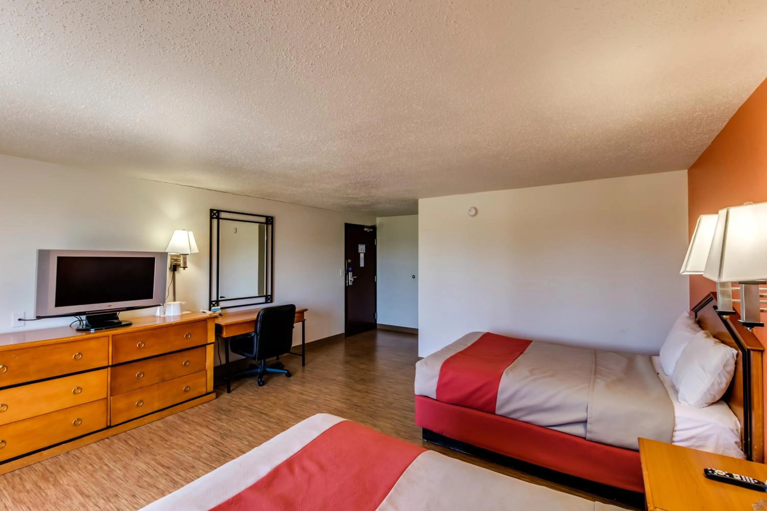 Quadruple Room - Non-Smoking in Motel 6-Albert Lea, MN