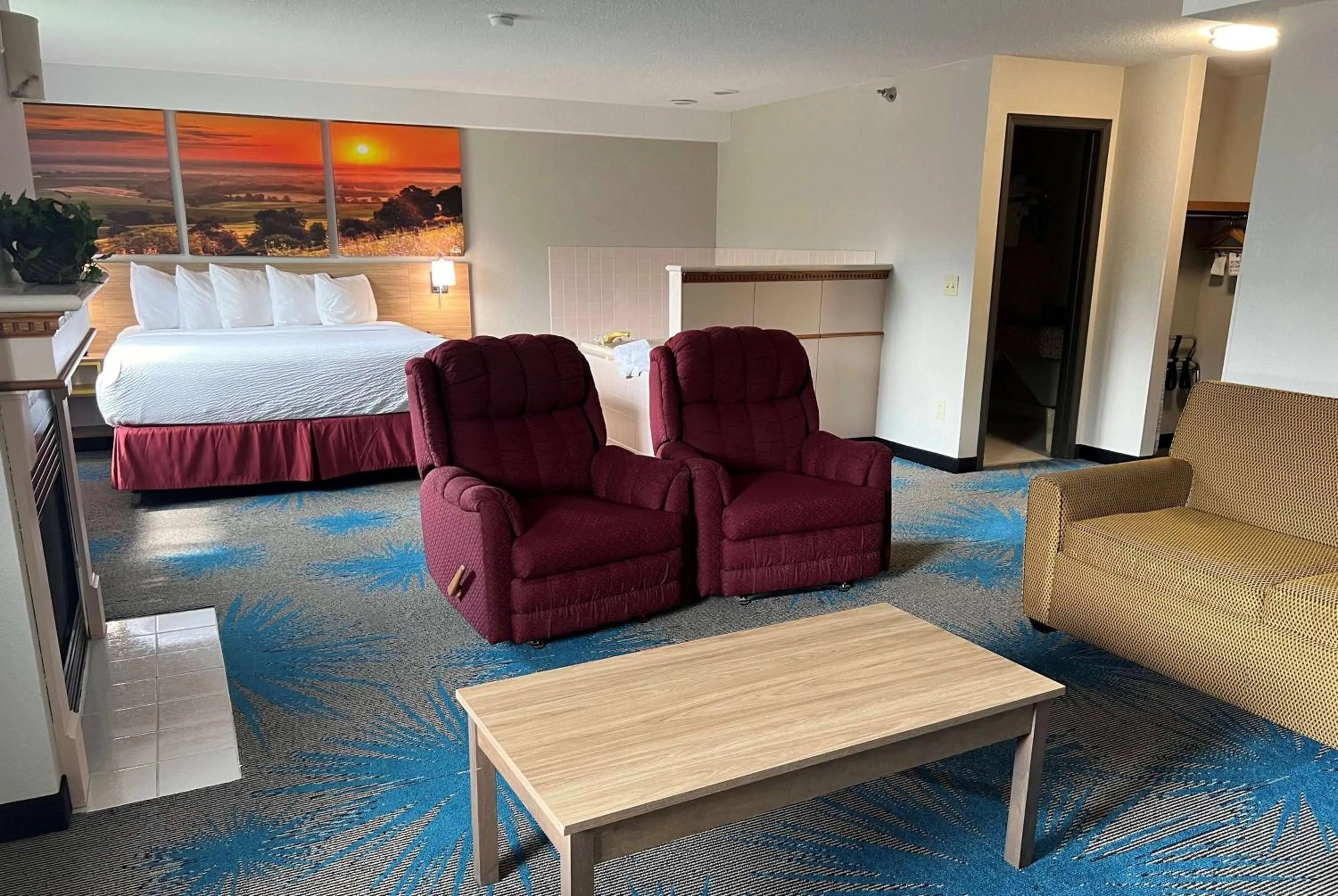 King Suite with Hot Tub - Non-Smoking in Days Inn & Suites by Wyndham Des Moines Airport