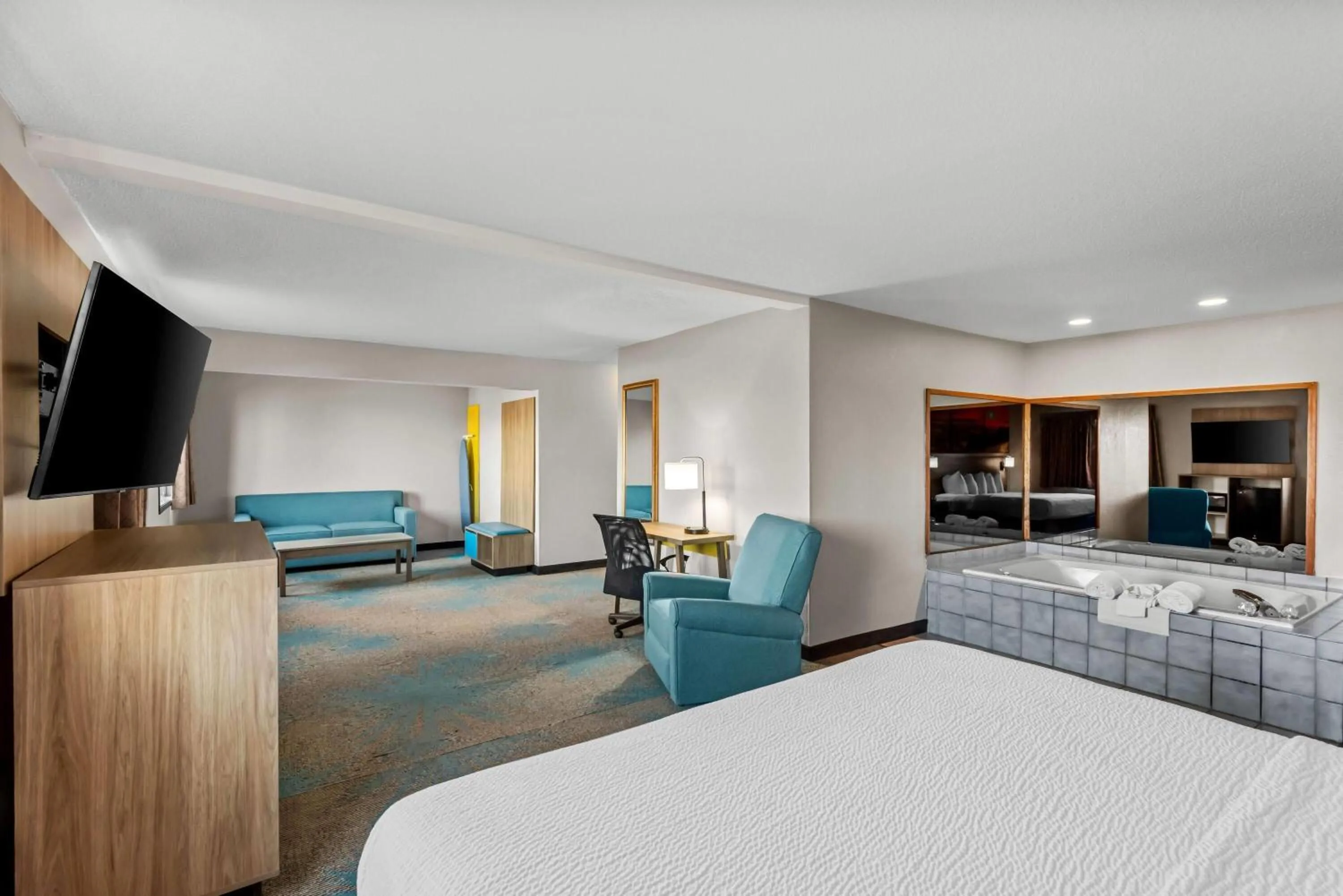 King Suite with Hot Tub - Non-Smoking in Days Inn & Suites by Wyndham Des Moines Airport