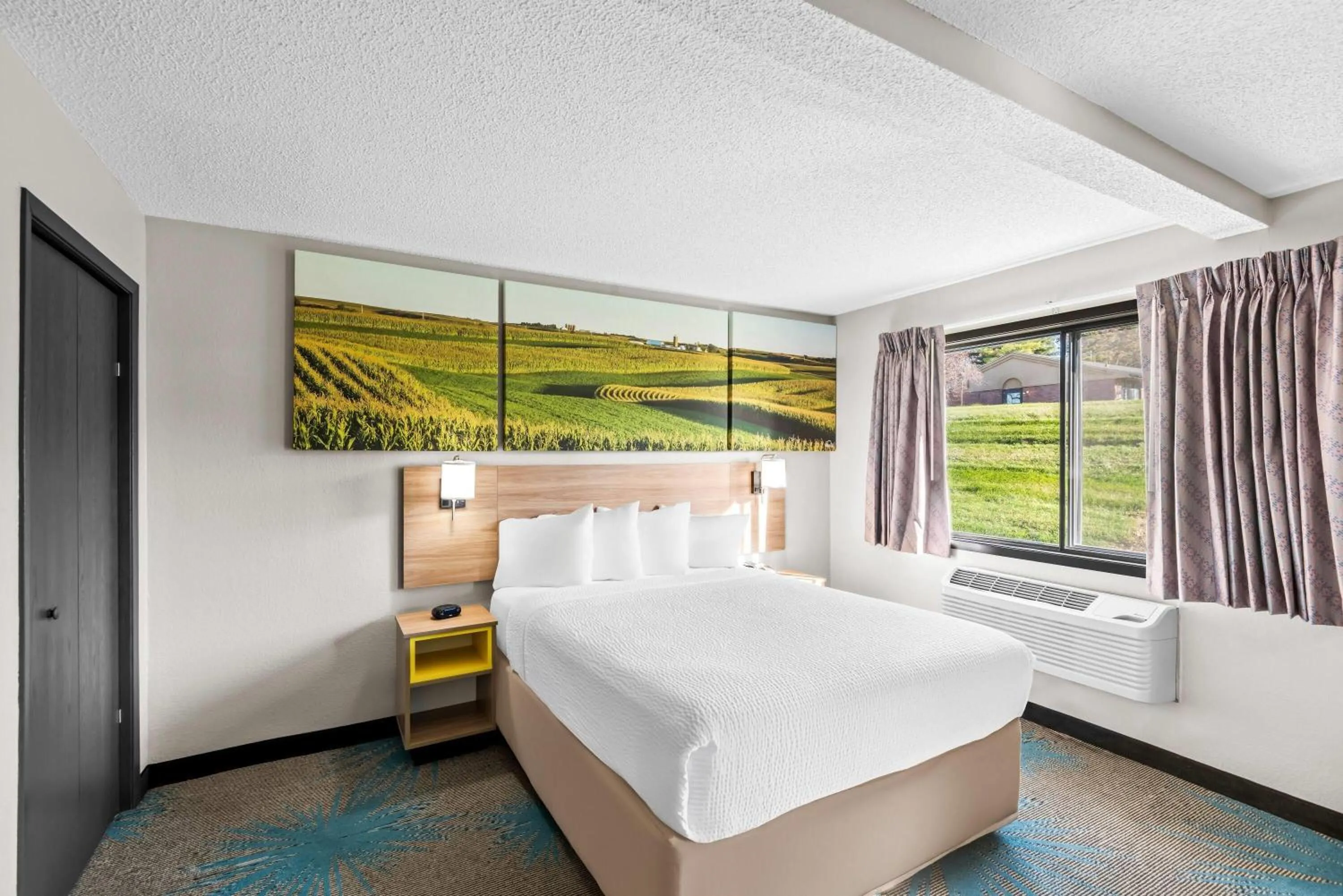 Queen Suite with Hot Tub - Non-Smoking in Days Inn & Suites by Wyndham Des Moines Airport