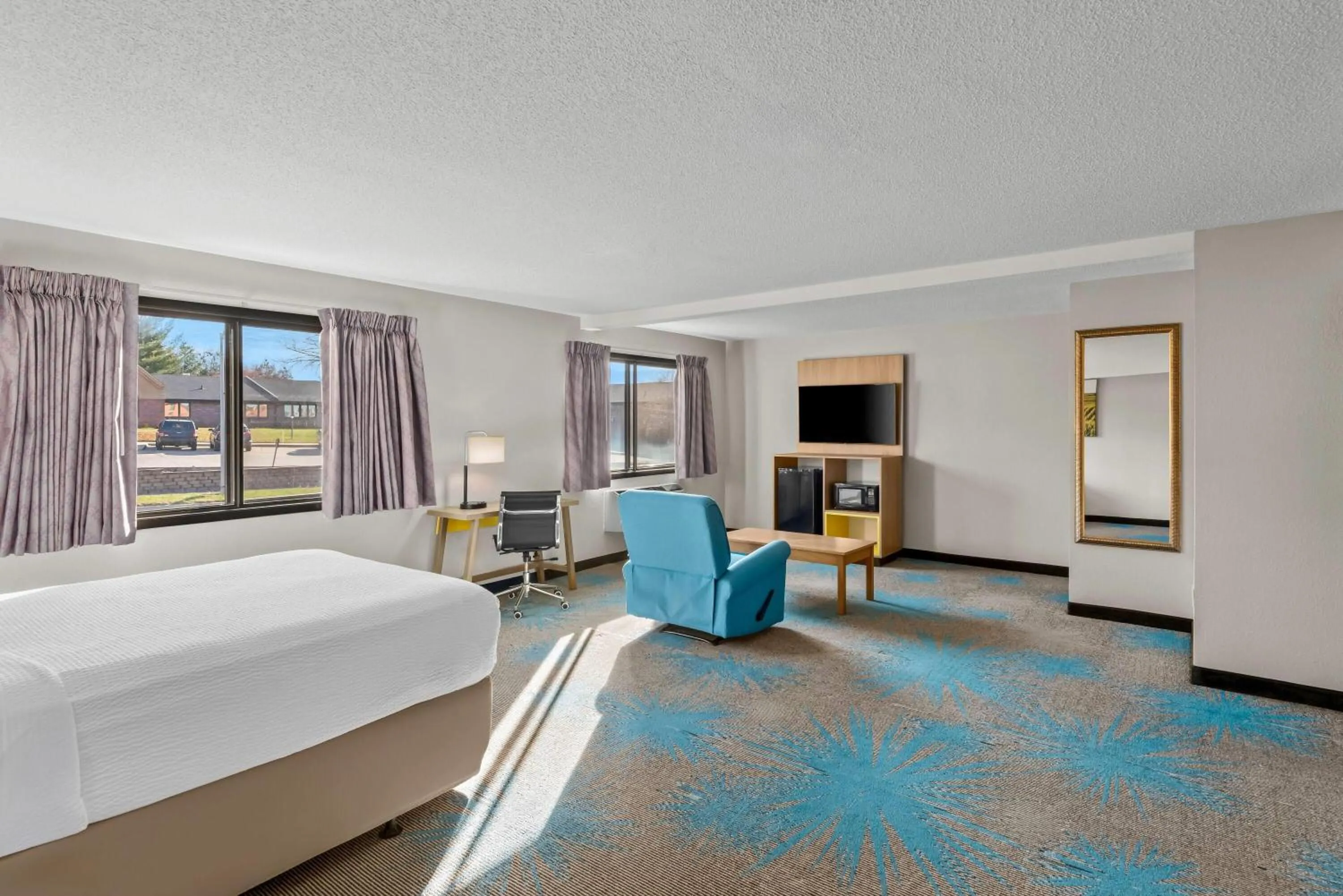 Queen Room - Non-Smoking in Days Inn & Suites by Wyndham Des Moines Airport