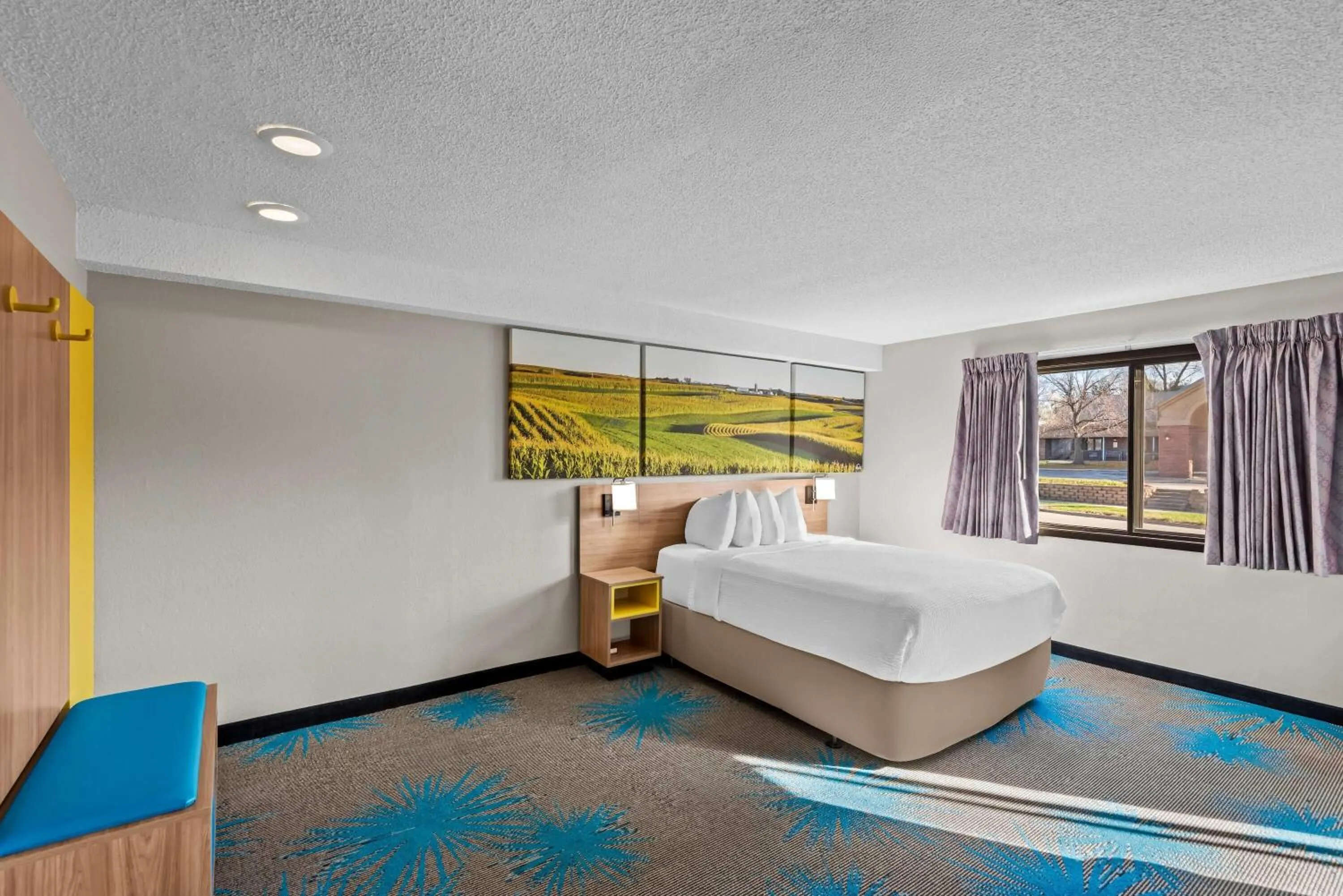 Queen Room - Disability Access - Non-Smoking in Days Inn & Suites by Wyndham Des Moines Airport