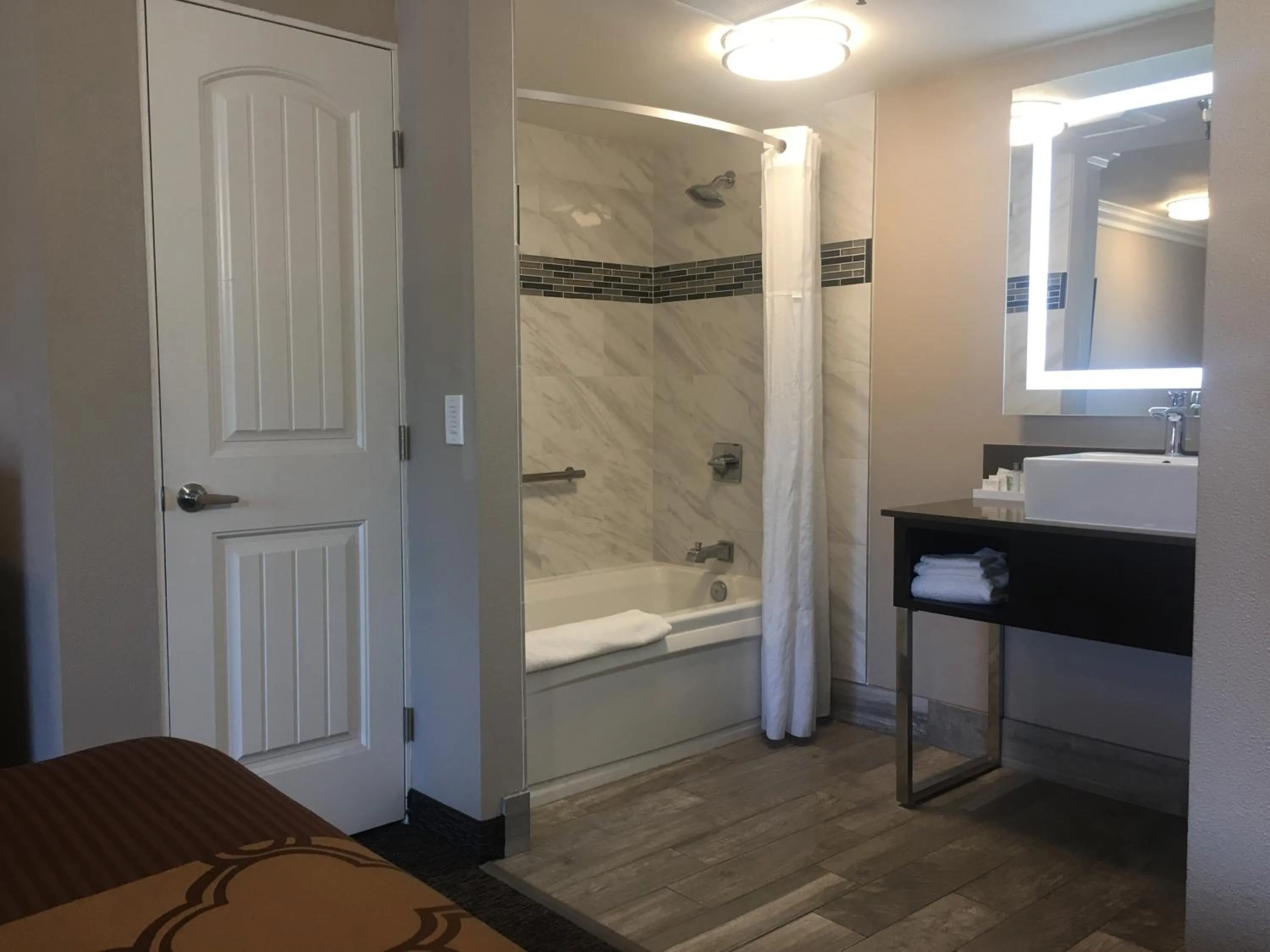 Deluxe King Room - Non-Smoking in Hotel Seville - Ontario Airport/Chino