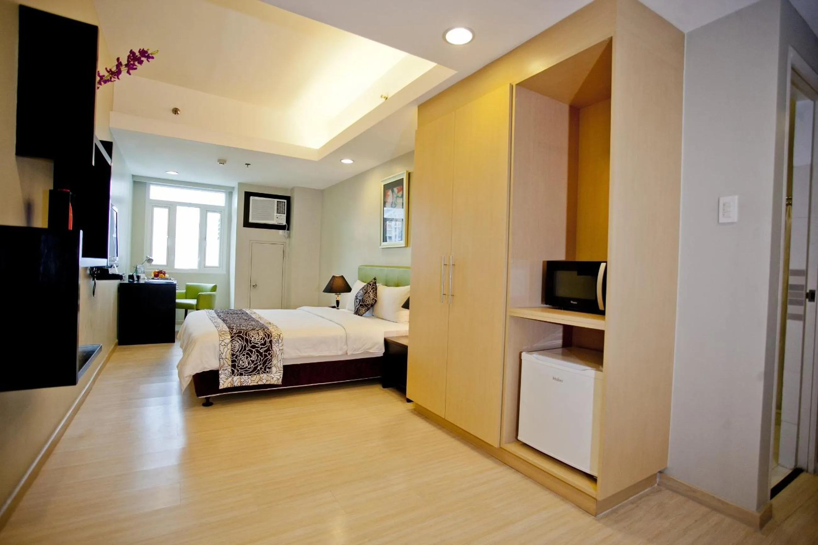 Premier Queen in The Exchange Regency Residence Hotel Managed by HII