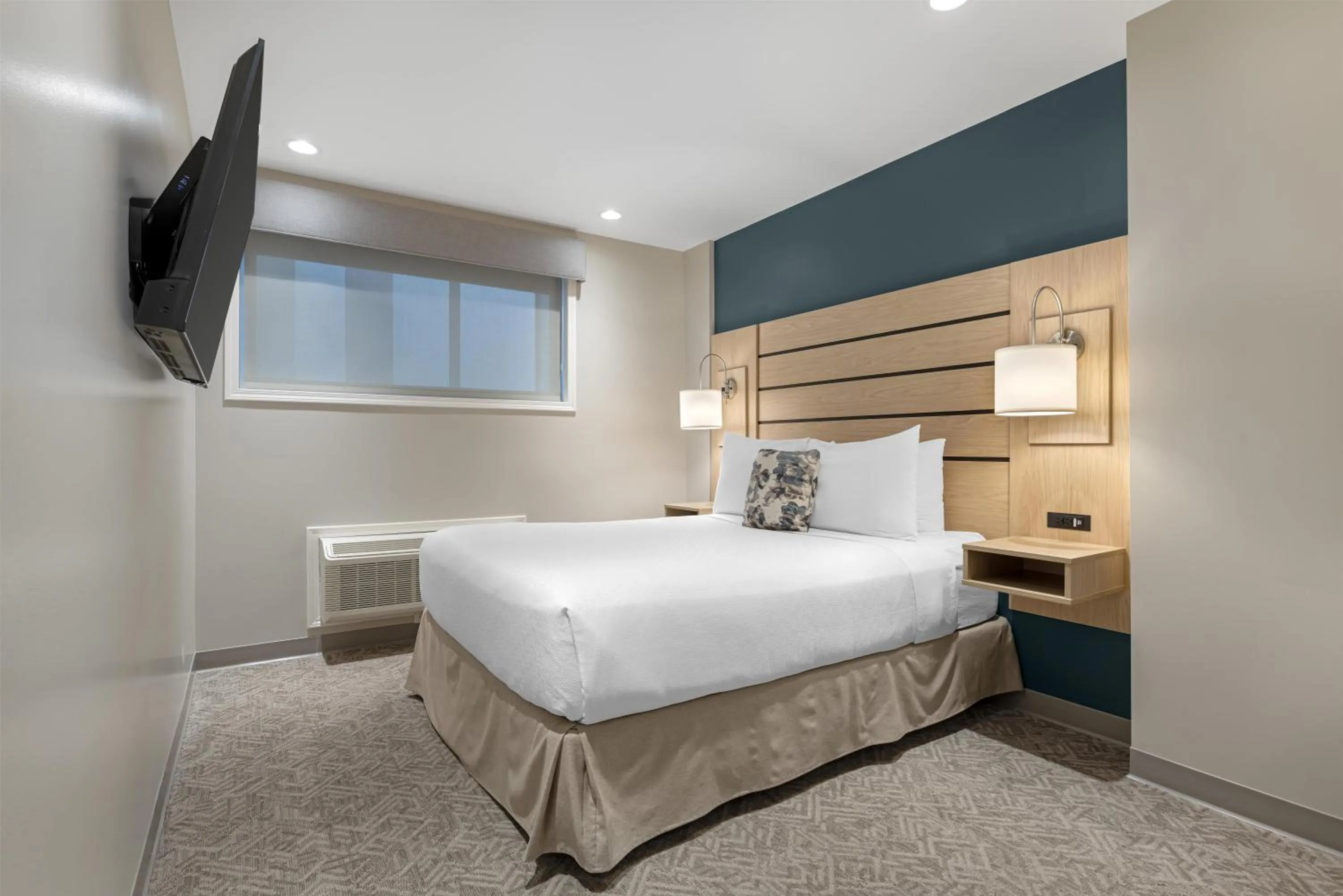 Queen Room with Roll-in Shower - Mobility Accessible in Best Western Plus Baker Street Inn