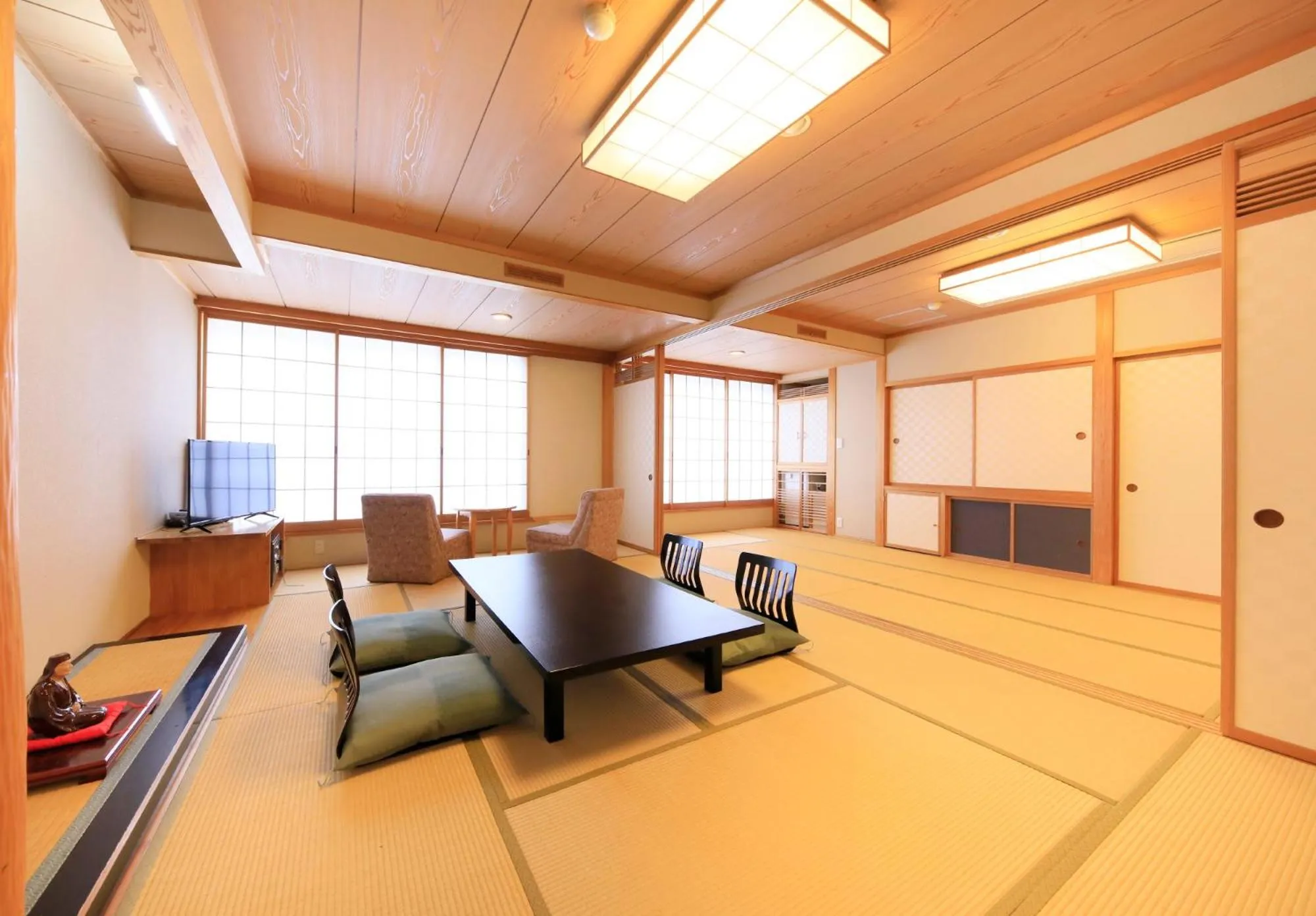 Japanese-Style Family Room in Ryokan Biyunoyado