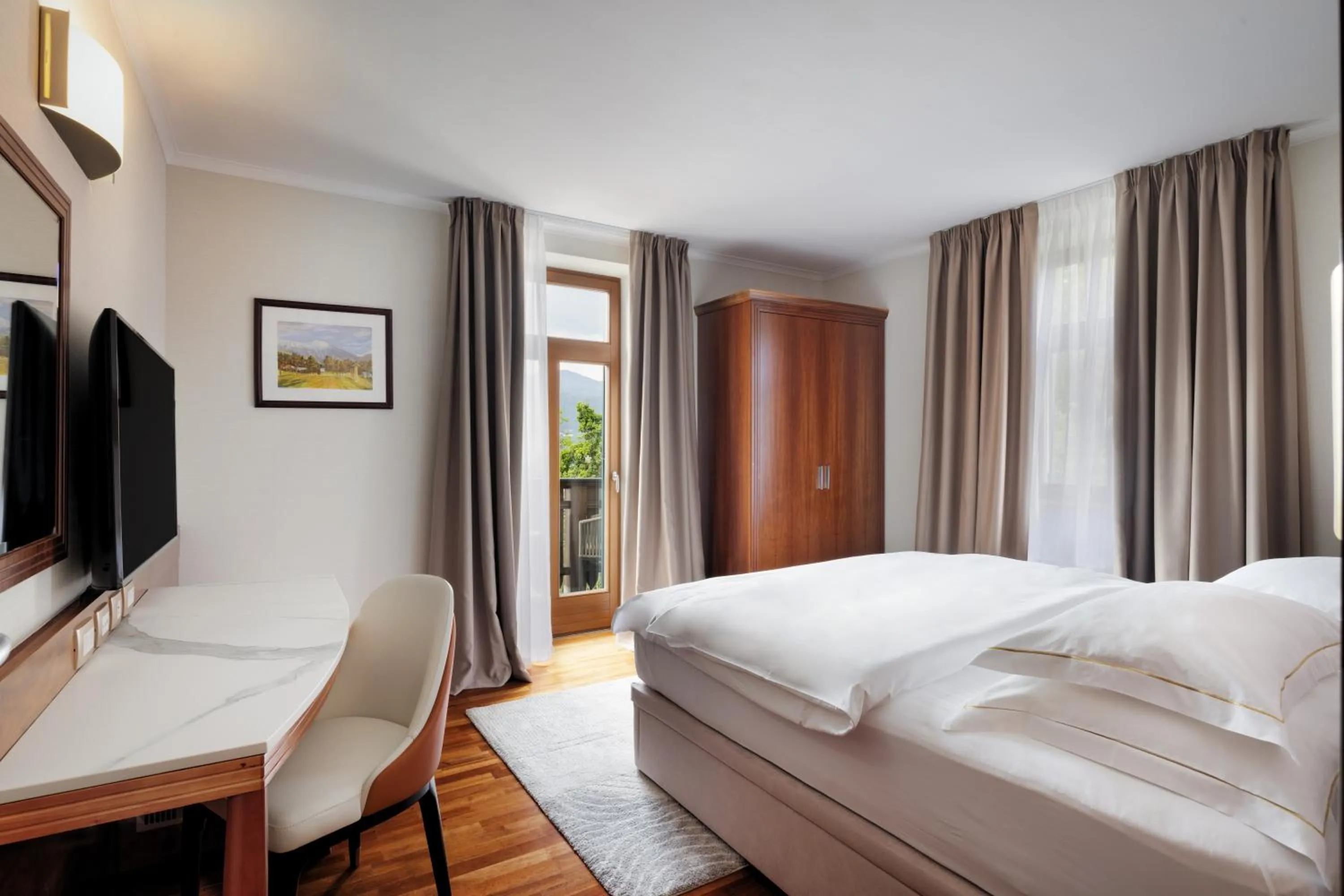 Executive Double Room with Lake View in Hotel Lovec