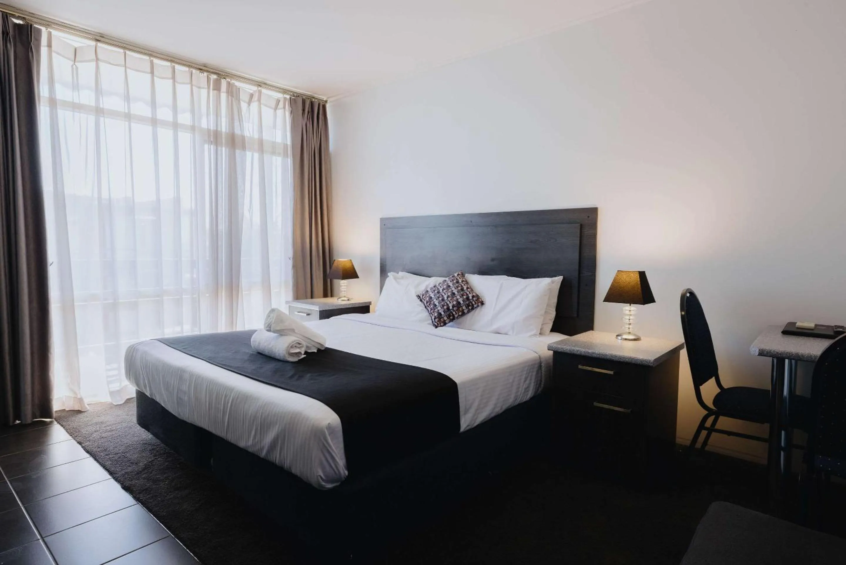 King Bed with Kitchenette Room in Comfort Inn Traralgon