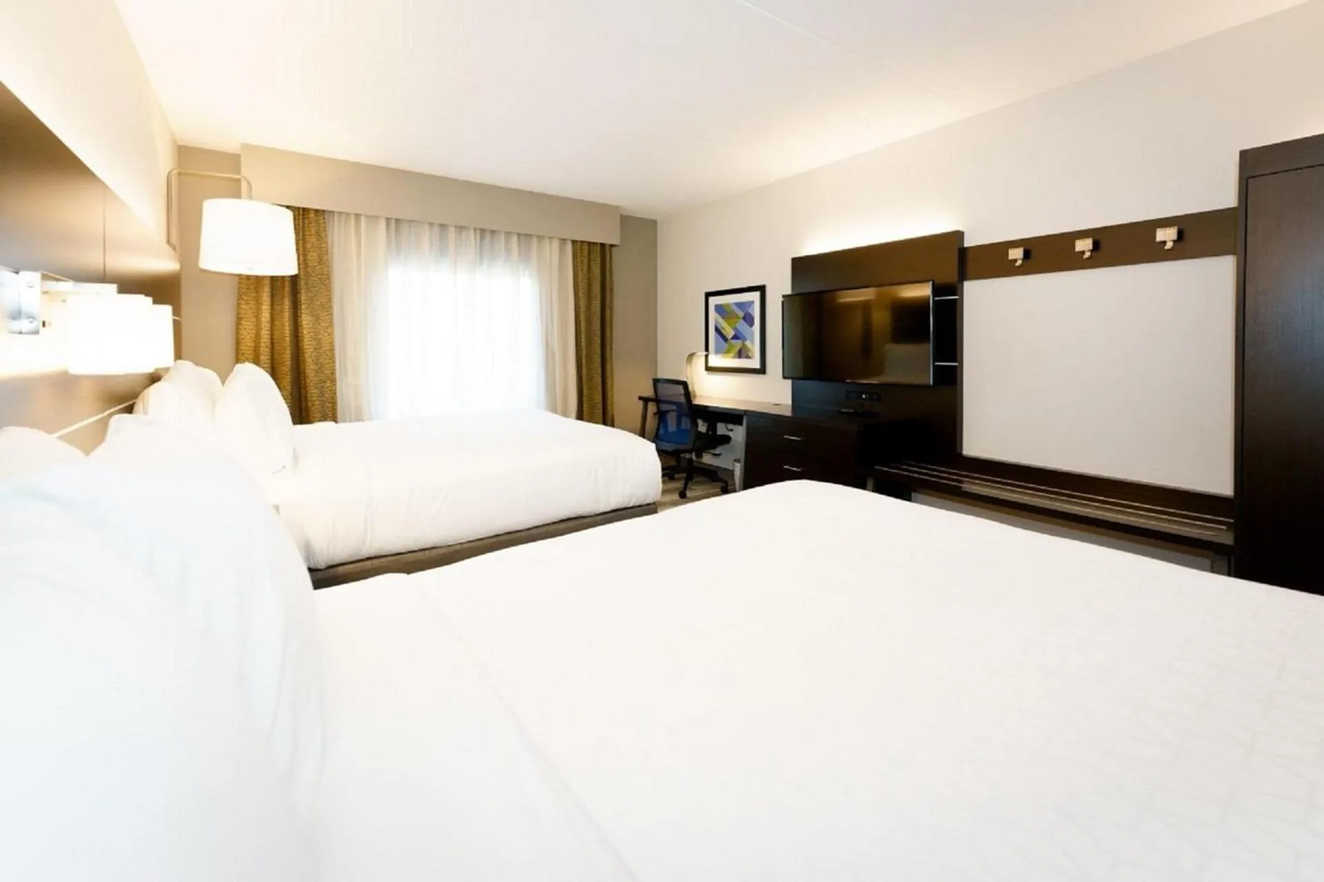 Standard Queen Room with Two Queen Beds and Mobility Accessible Tub in Holiday Inn Express & Suites Franklin - Berry Farms by IHG