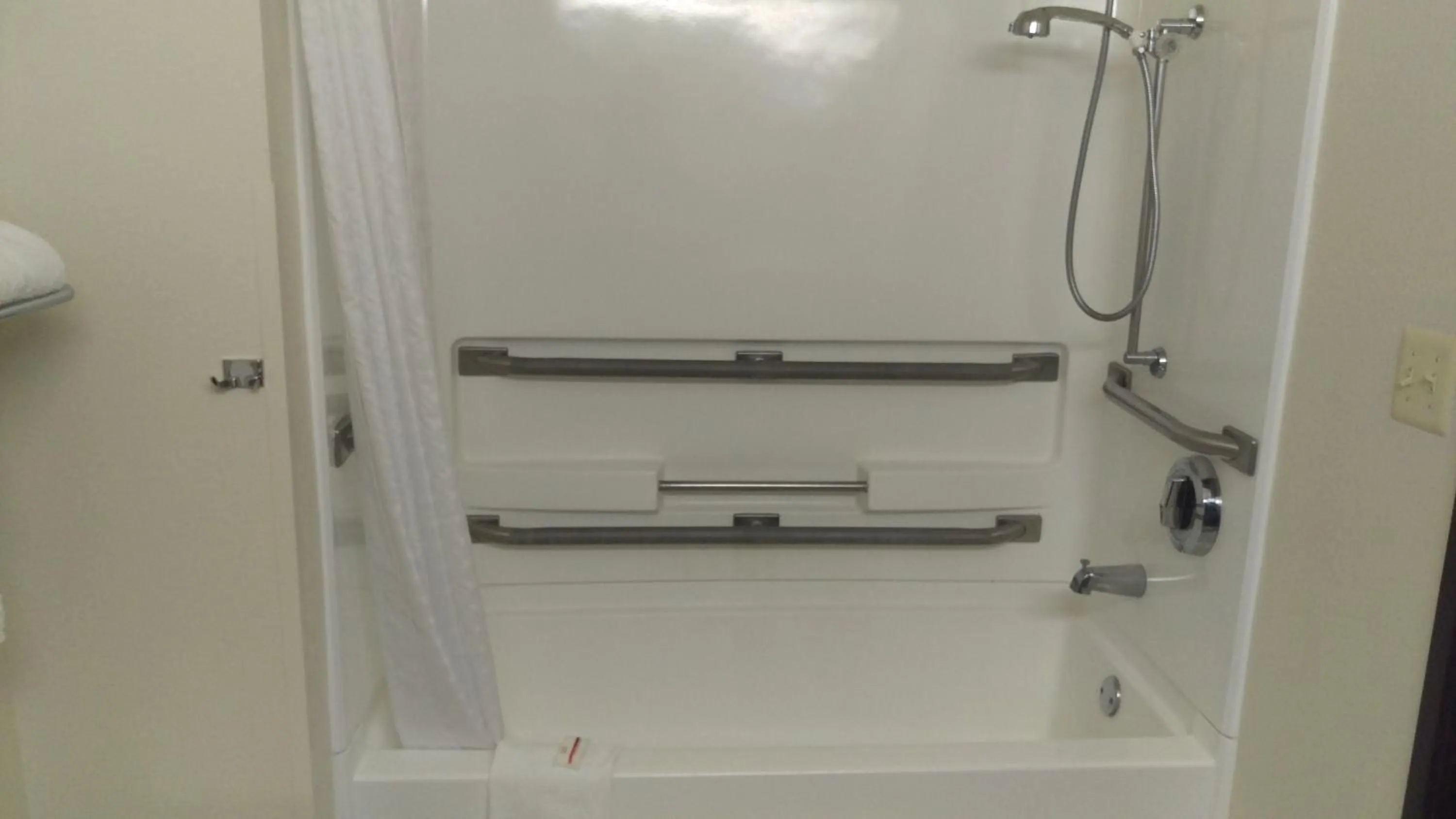 Queen Room - Disability Access/Non-Smoking in Super 8 by Wyndham Thurmont