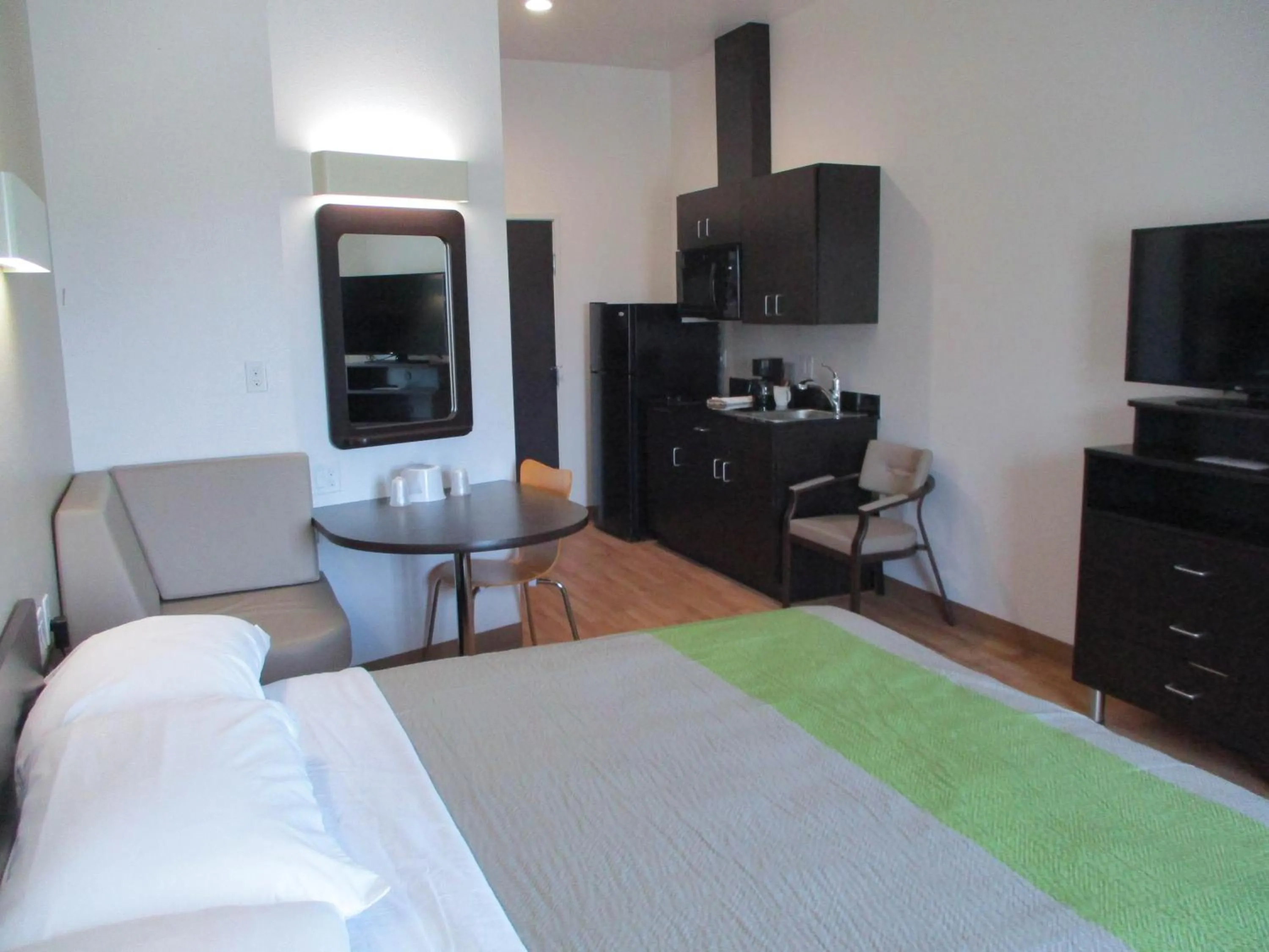 Deluxe King Room - Non-Smoking in Studio 6-Lubbock, TX - Medical Center