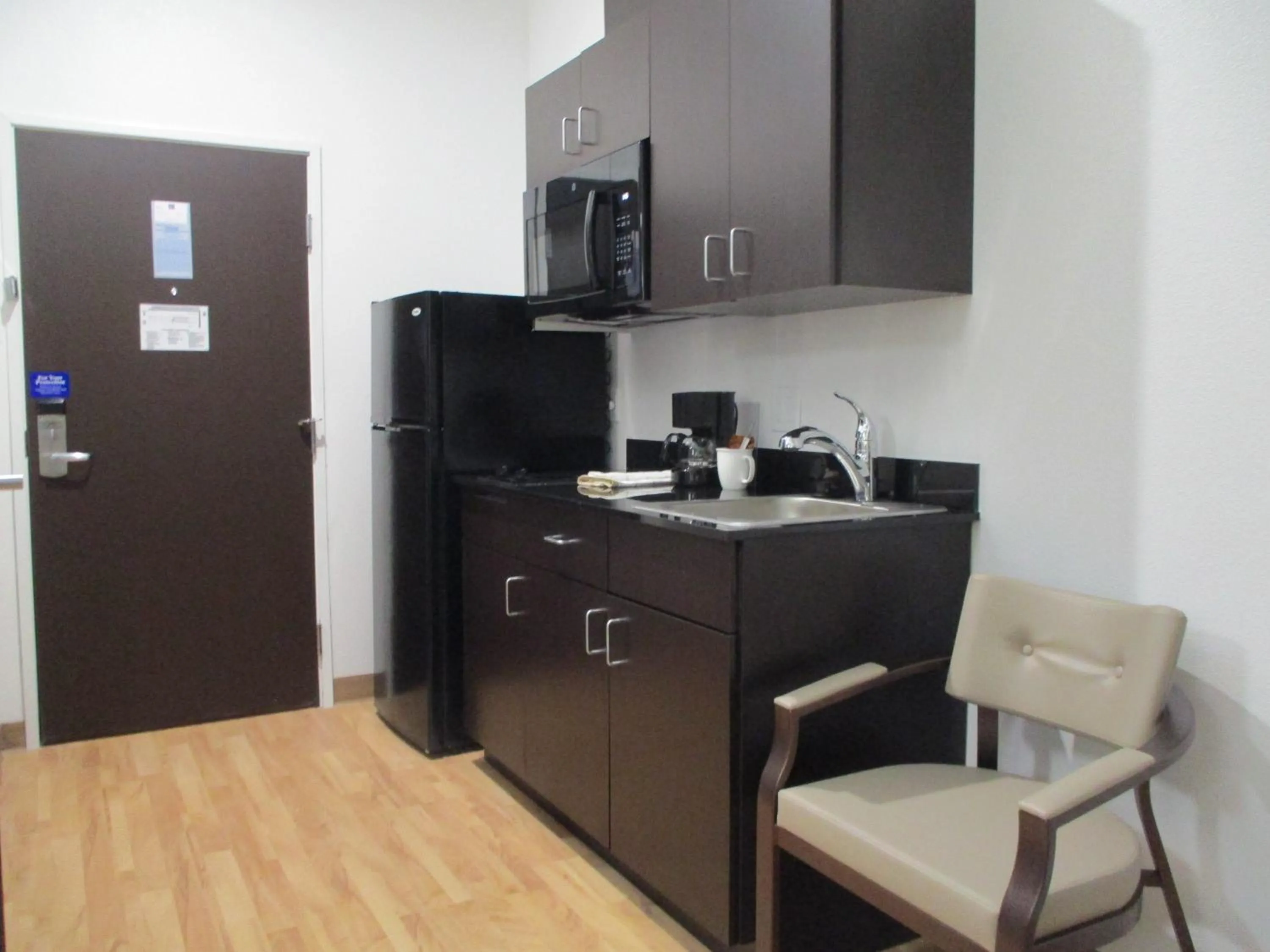 Deluxe King Room - Smoking in Studio 6-Lubbock, TX - Medical Center