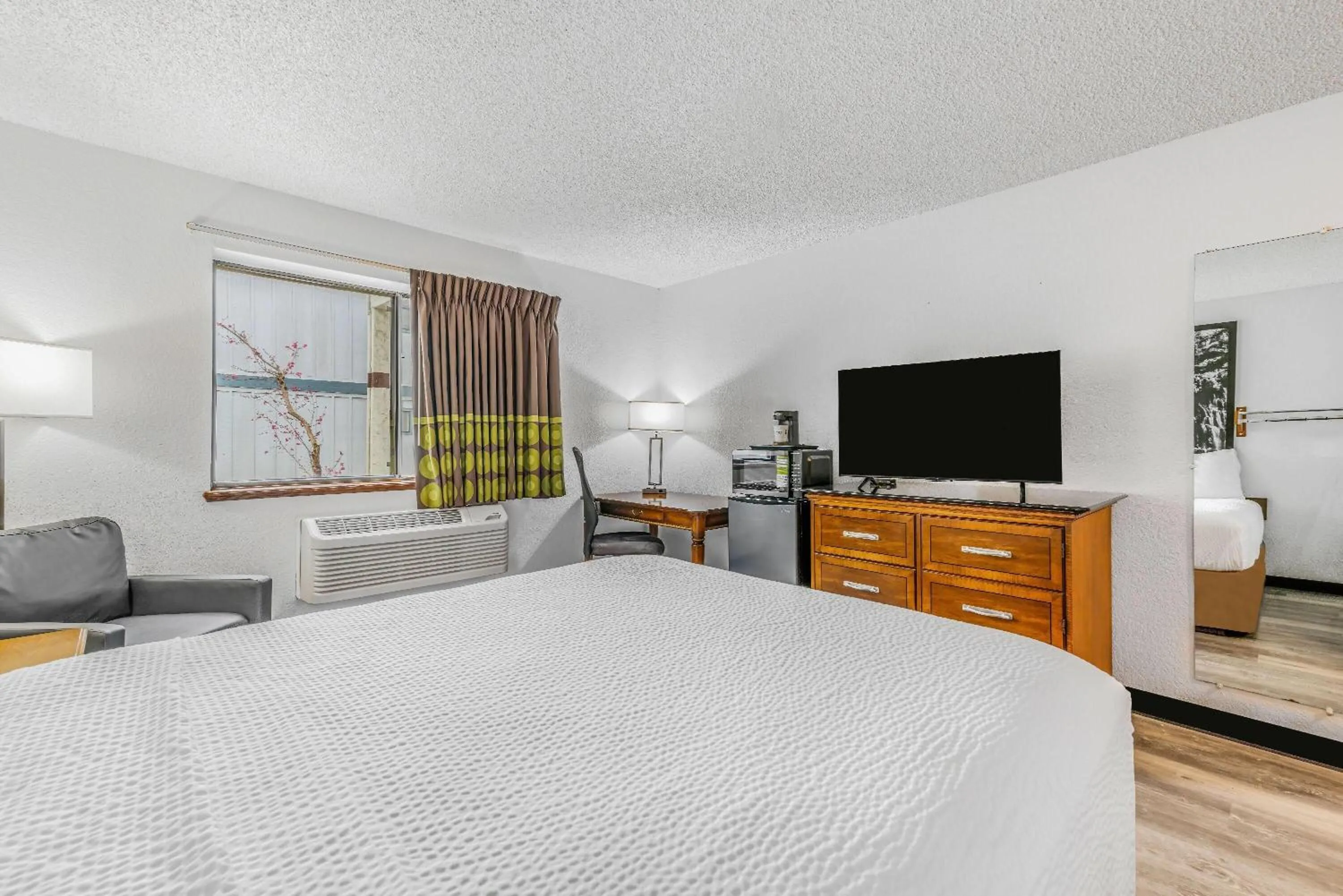 Queen Room - Mobility Access/Non-Smoking in Super 8 by Wyndham Arcata