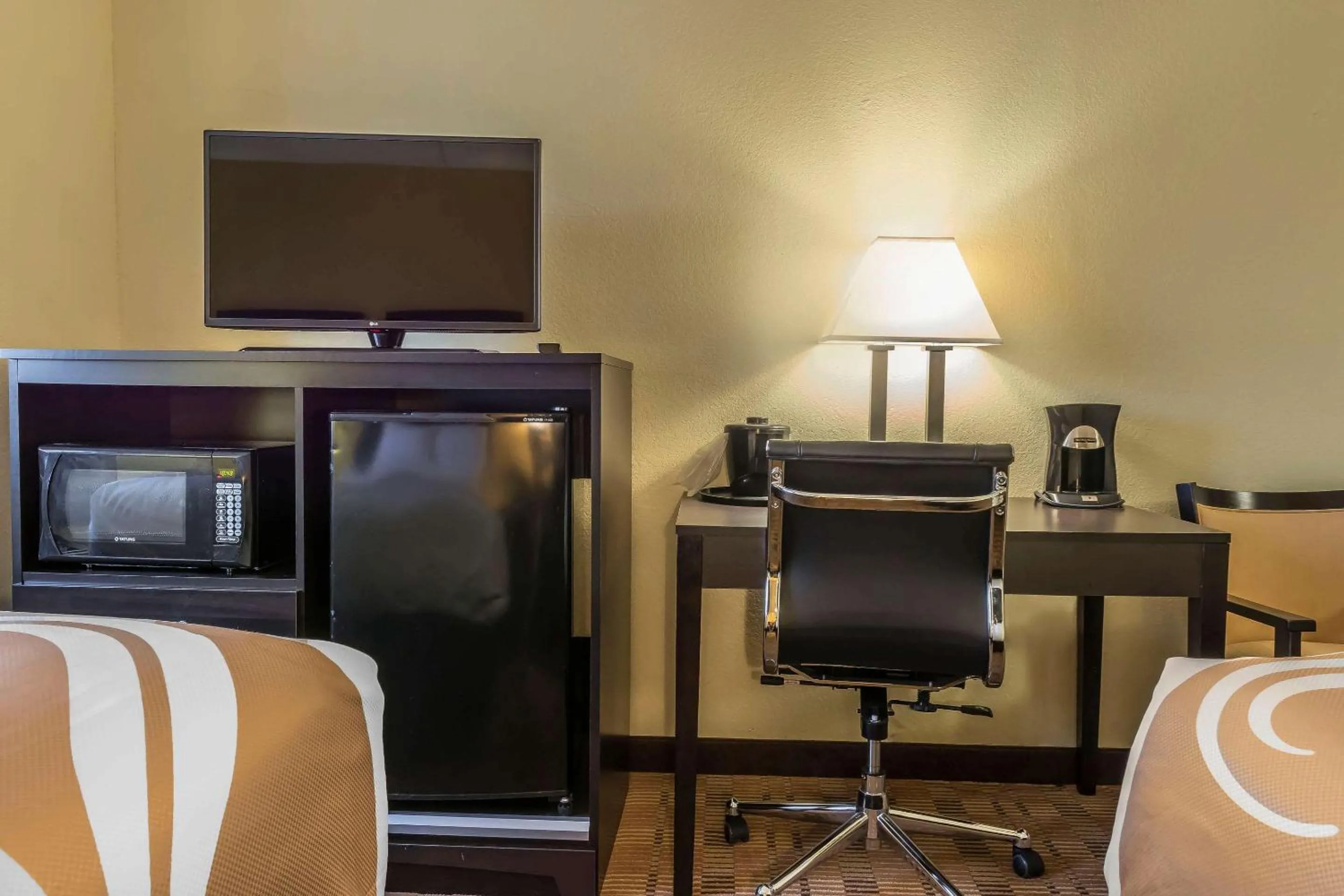 Queen Room with Two Queen Beds - Non-Smoking in Quality Inn & Suites Pittsburgh Harmarville