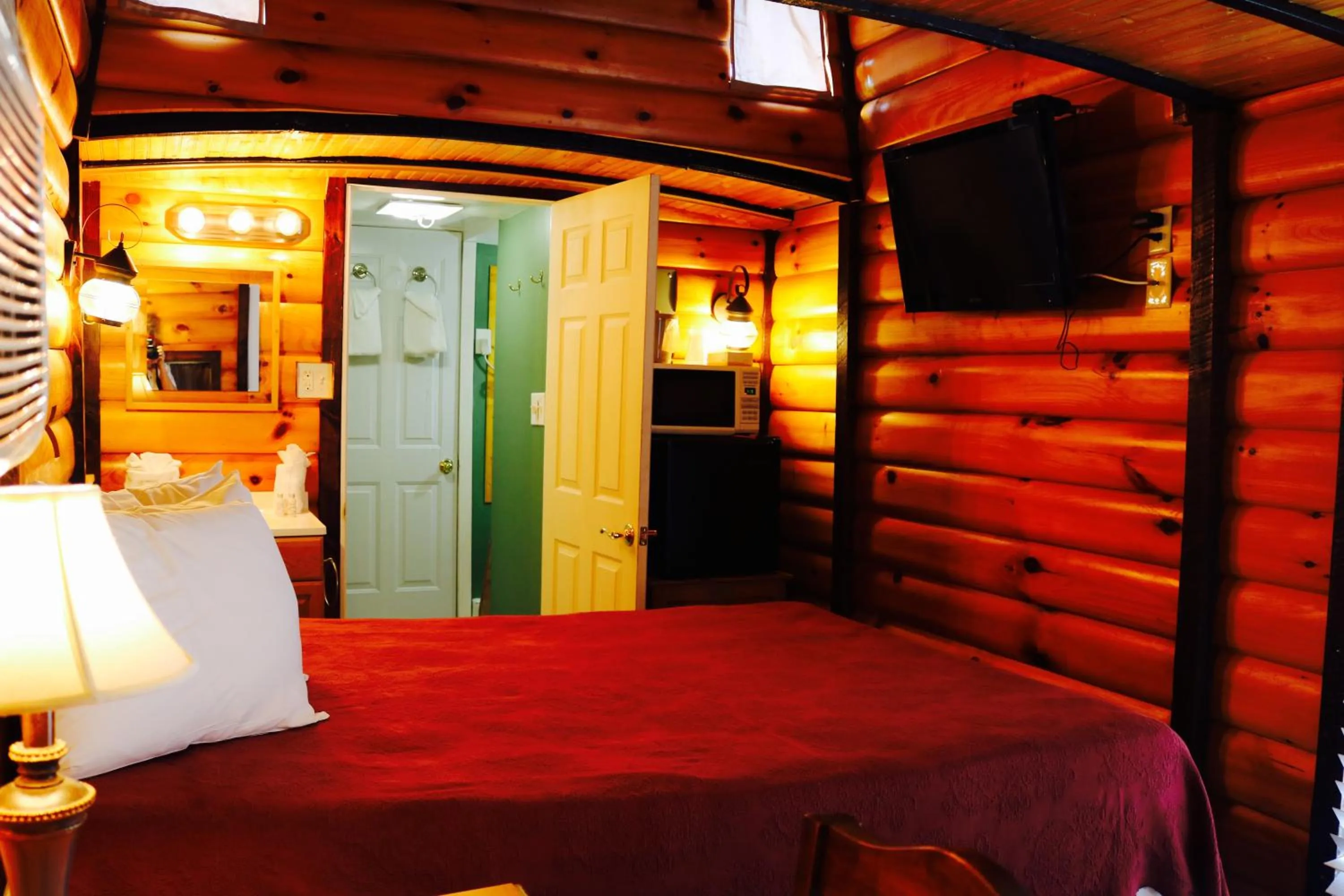 Queen Caboose in Red Caboose Motel & Restaurant