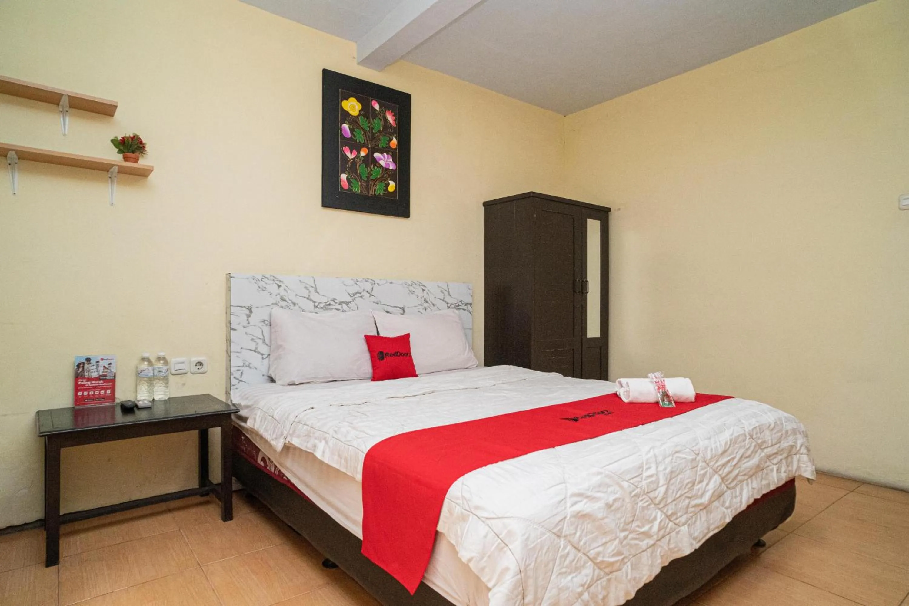 Deluxe Room in RedDoorz near Cyber Mall