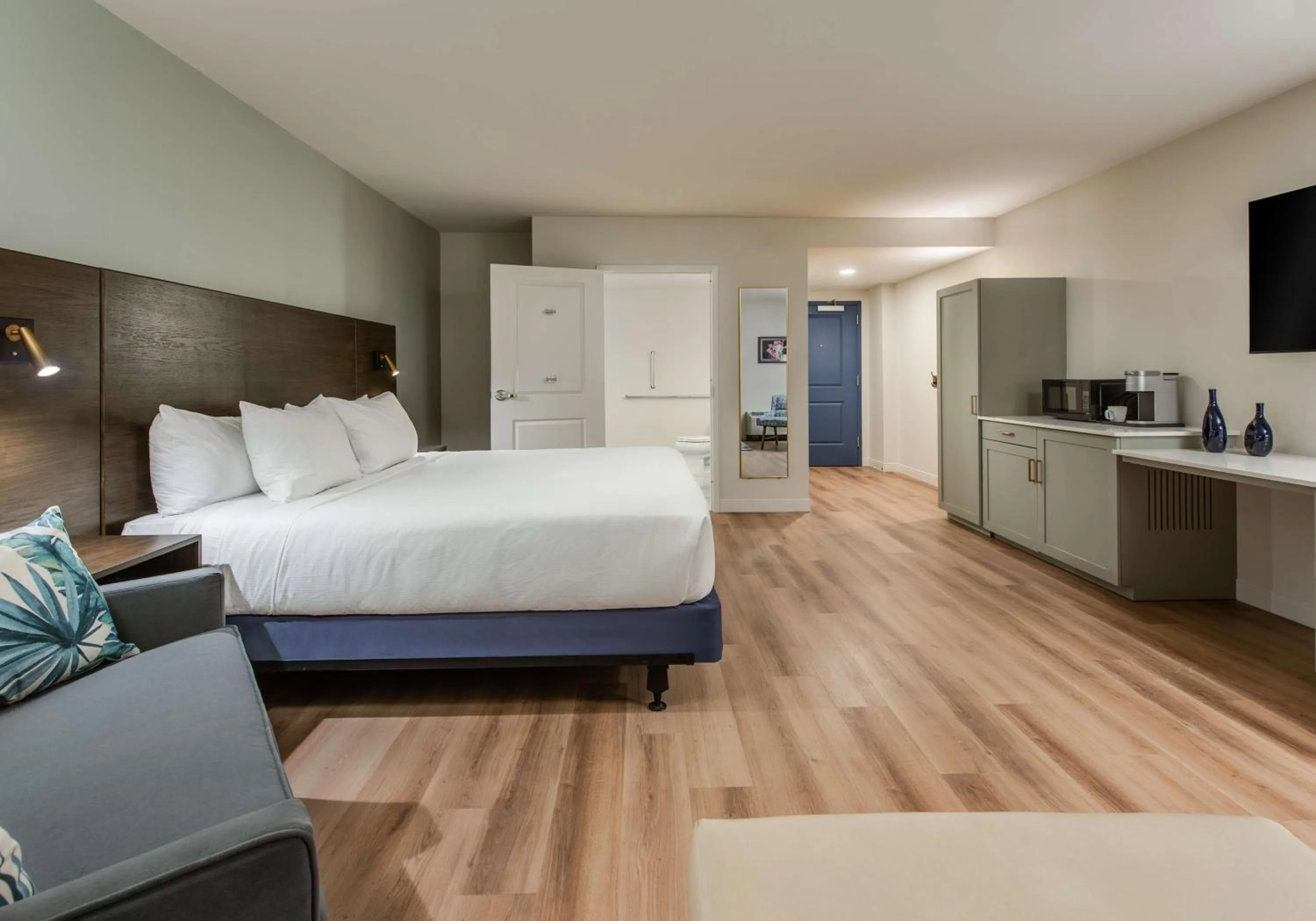 King Room with Roll-In Shower - Disability Access in Coast Rehoboth Beach, Tapestry Collection By Hilton