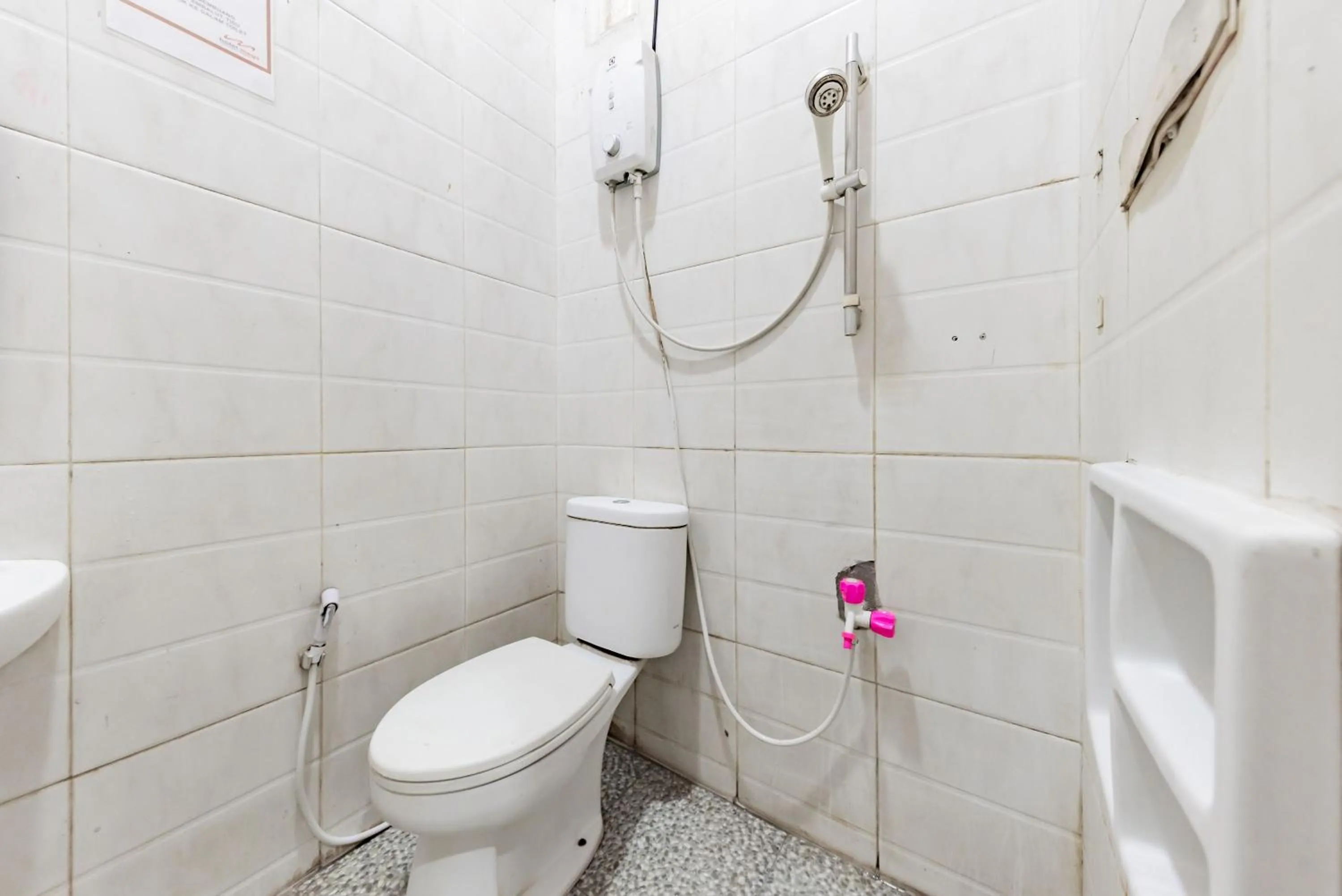 Twin Room in RedDoorz near Kejaksan Station Cirebon