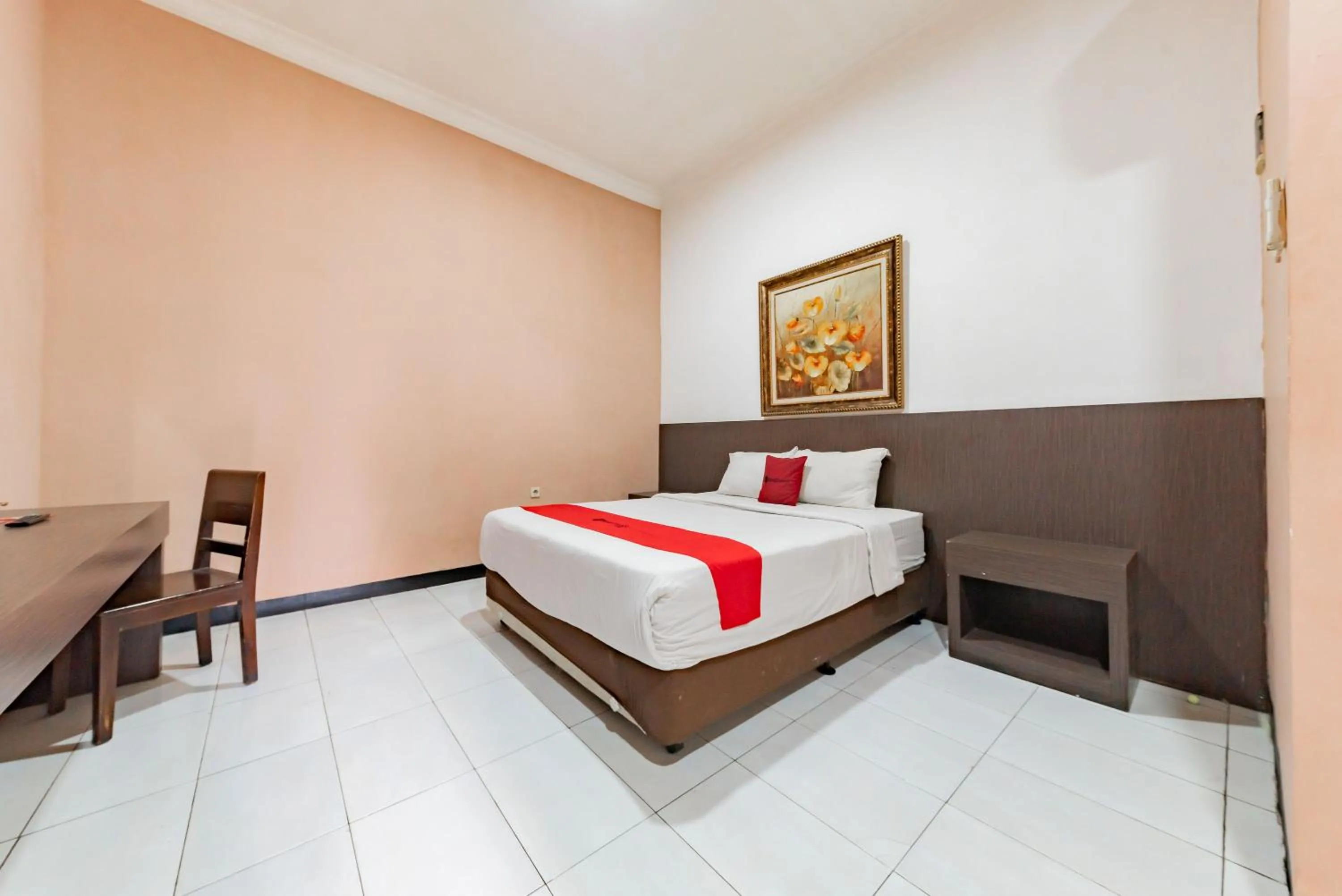 Double Room in RedDoorz near Kejaksan Station Cirebon