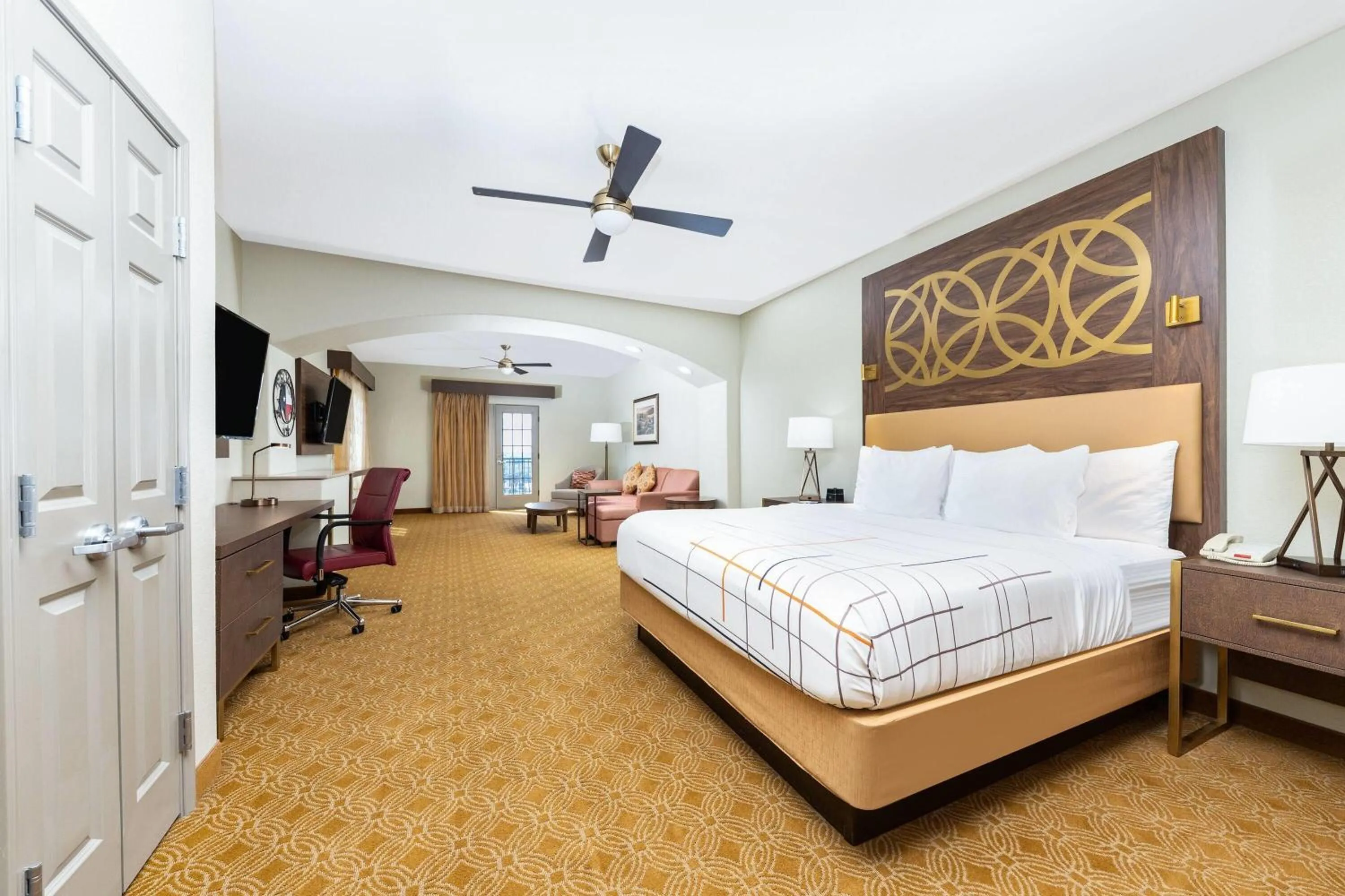 Presidential King Suite with Balcony and Lake View - Upper Floor in La Quinta by Wyndham Marble Falls