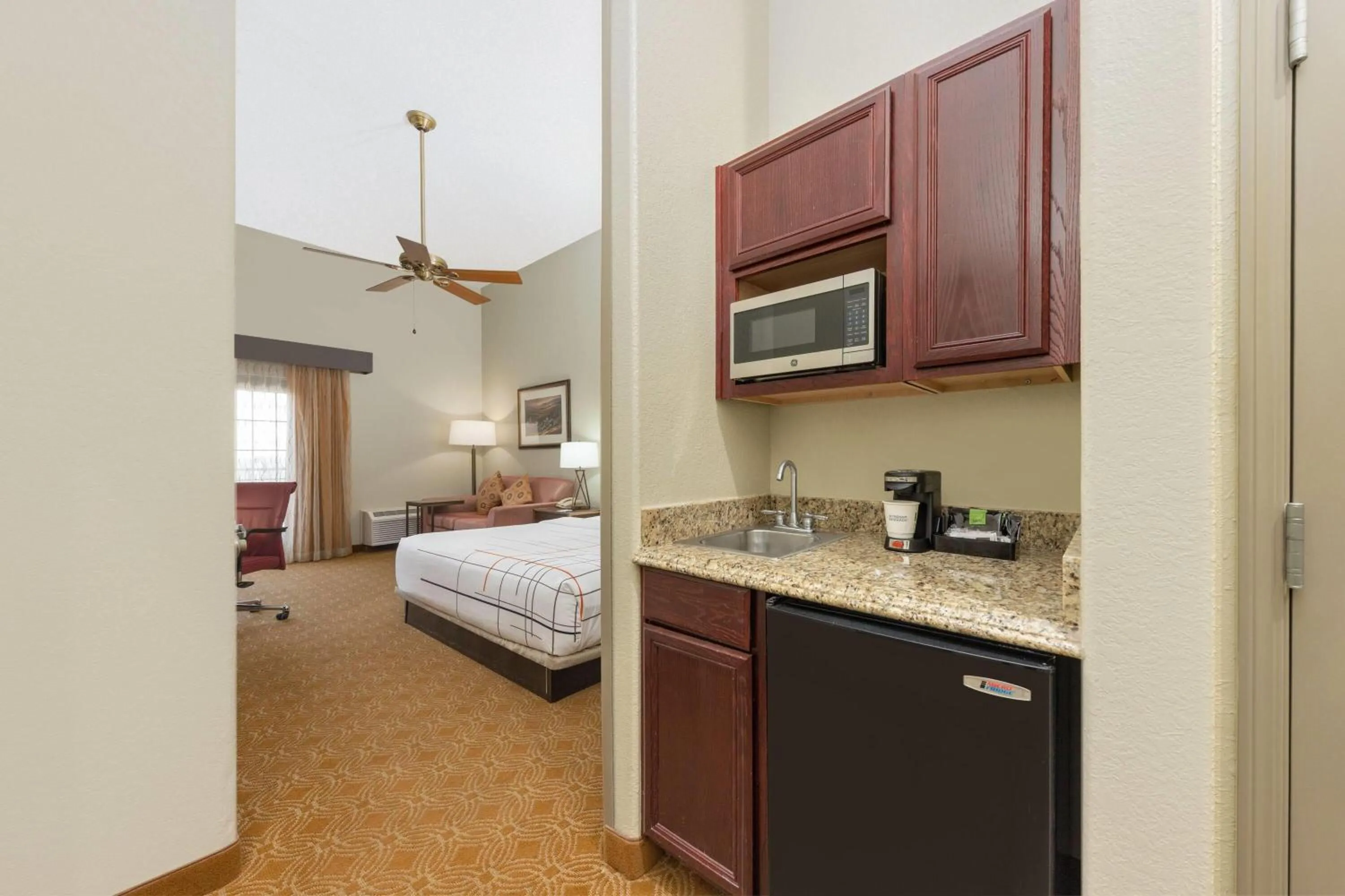 1 King Bed, Mobility/Hearing Accessible Suite, Lake View, Bathtub w/ Grab Bars in La Quinta by Wyndham Marble Falls