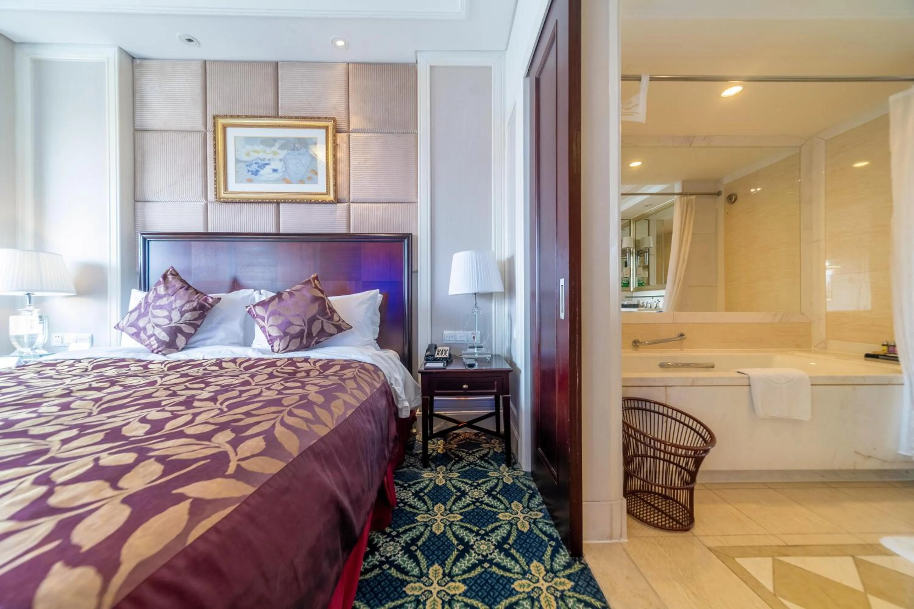 Superior King Deluxe Suite - Non-Smoking in Ramada Yichang Hotel