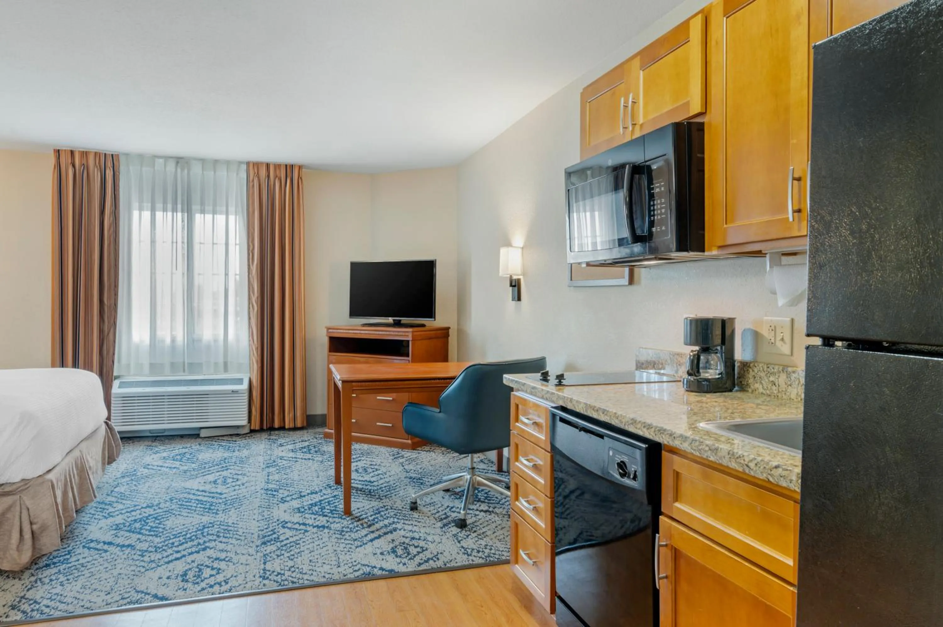 Queen Studio in Candlewood Suites Indianapolis East by IHG