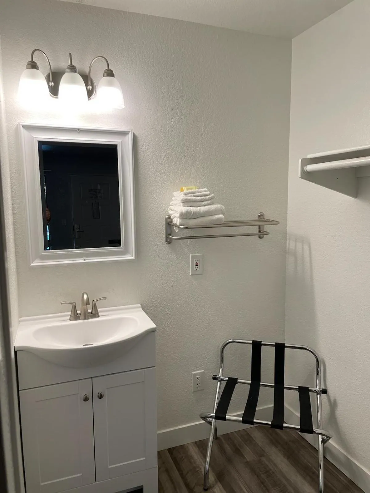 Deluxe Double Room (2 Adults + 1 Child) in Premier Inns Thousand Oaks