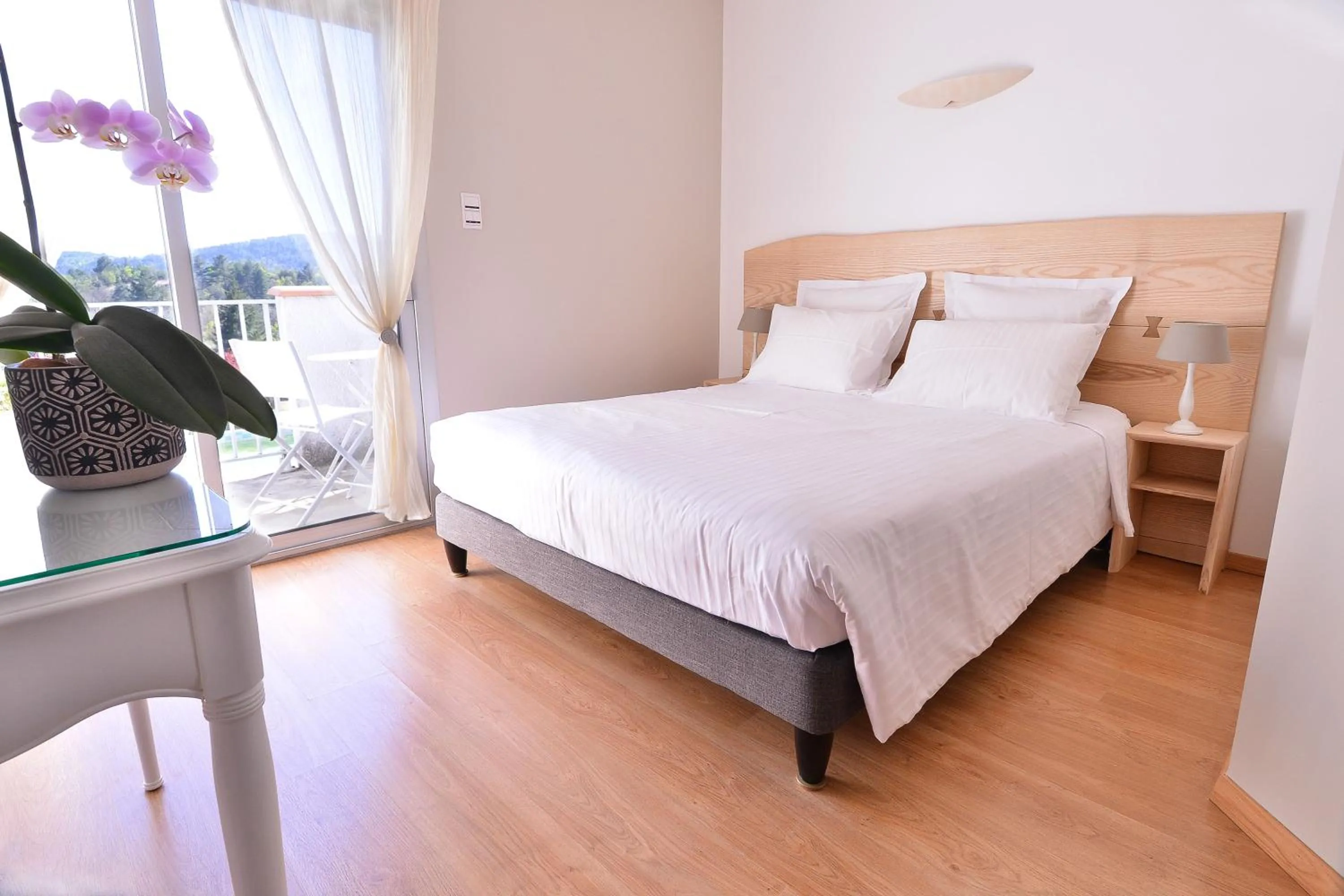 Double Room with Balcony in Logis Hôtel Restaurant Le Chêne Vert