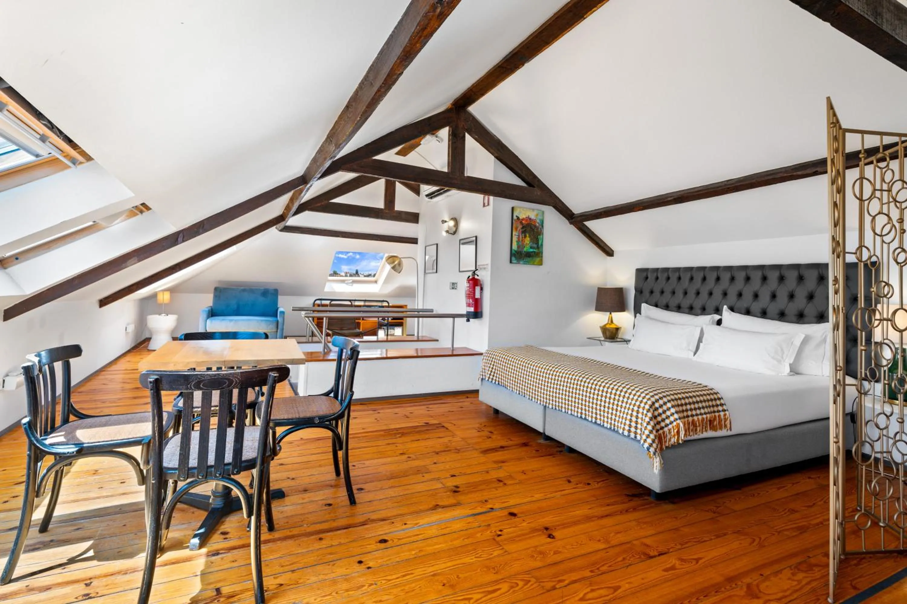 Signature Suite with Terrace and River View in Quinta Colina by Shiadu