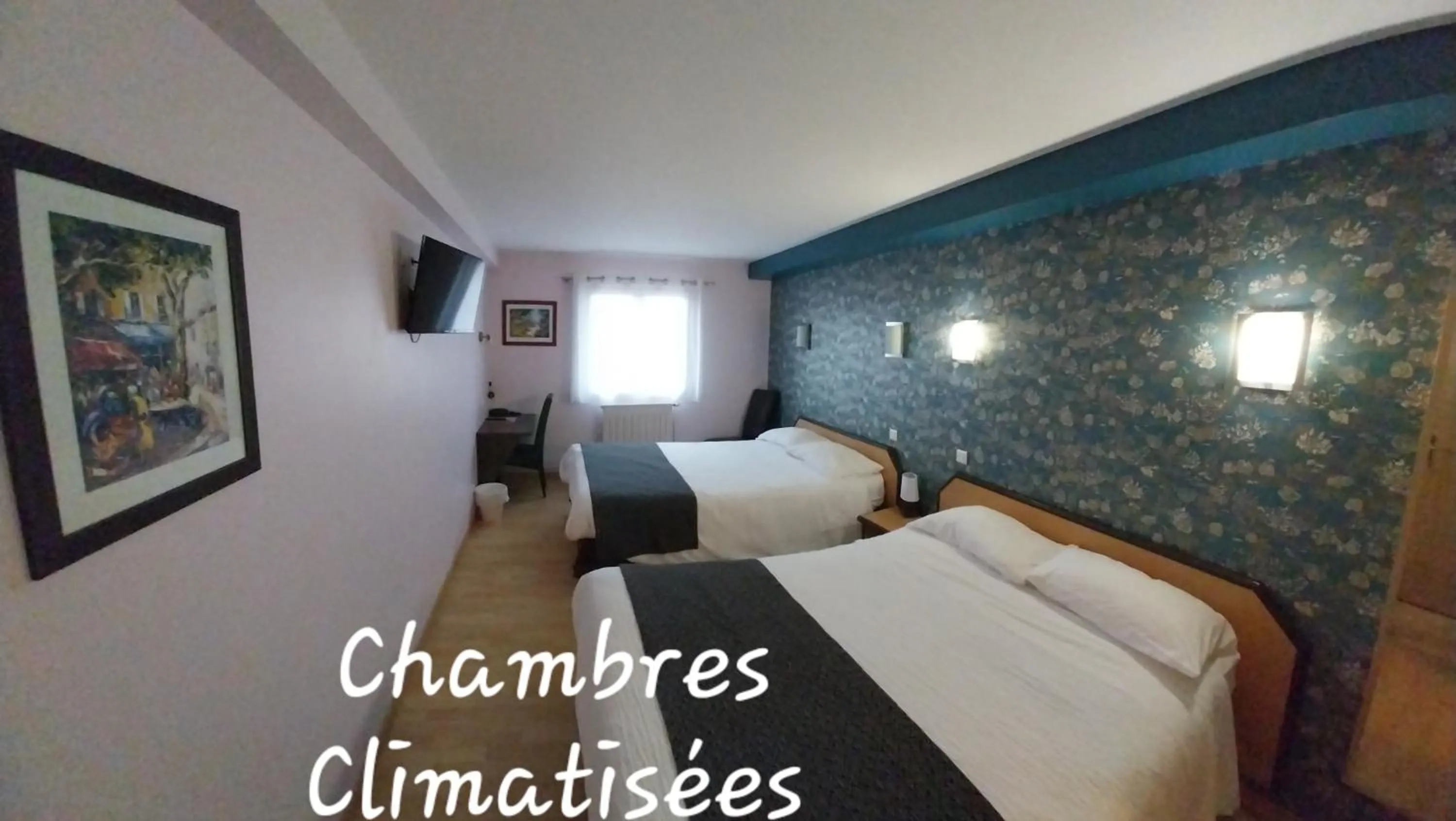 Quadruple Room in Hôtel Restaurant du Lauragais LOGIS DE FRANCE