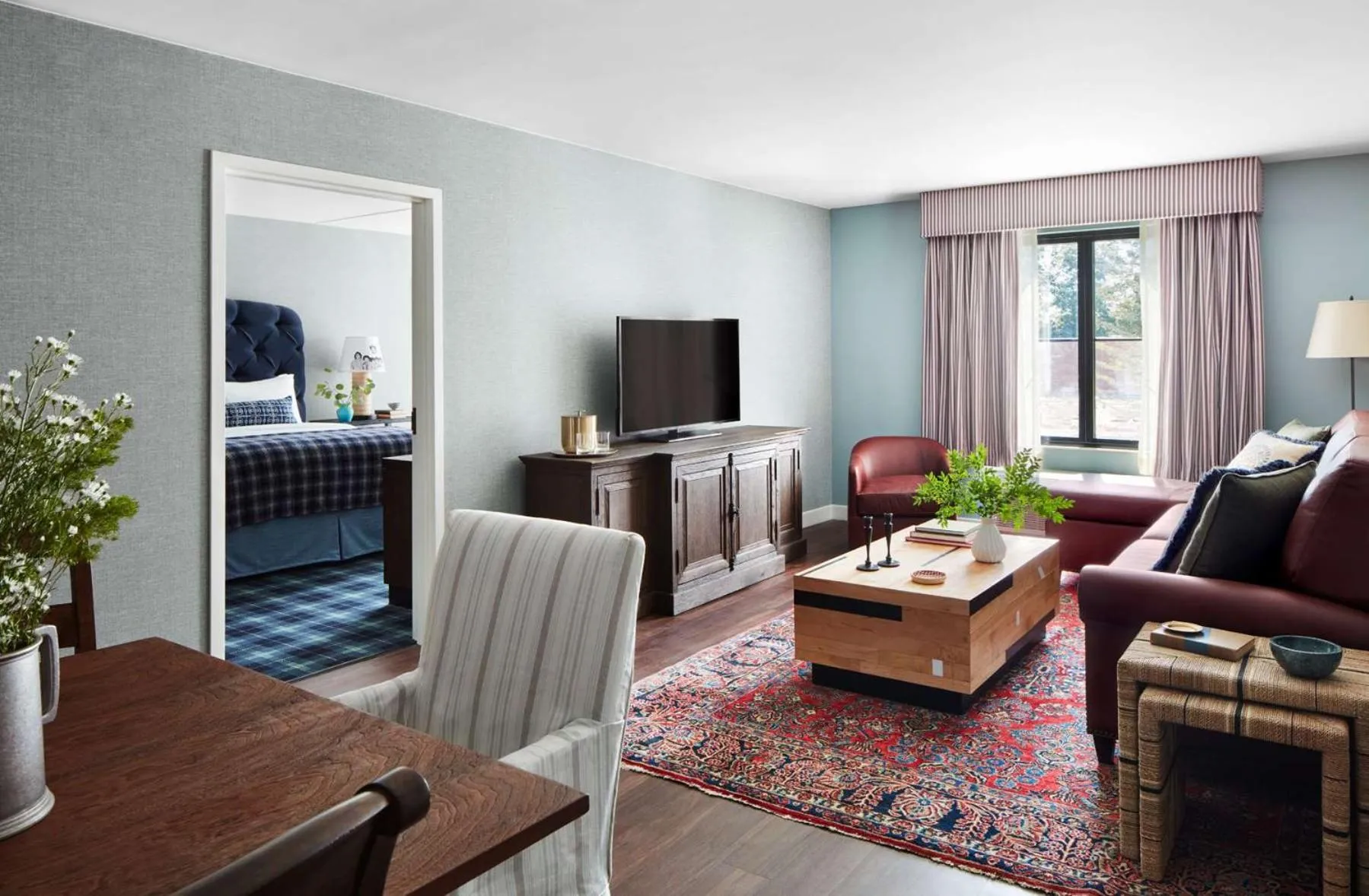 Graduate King Suite with Sofa Bed in Graduate by Hilton Storrs