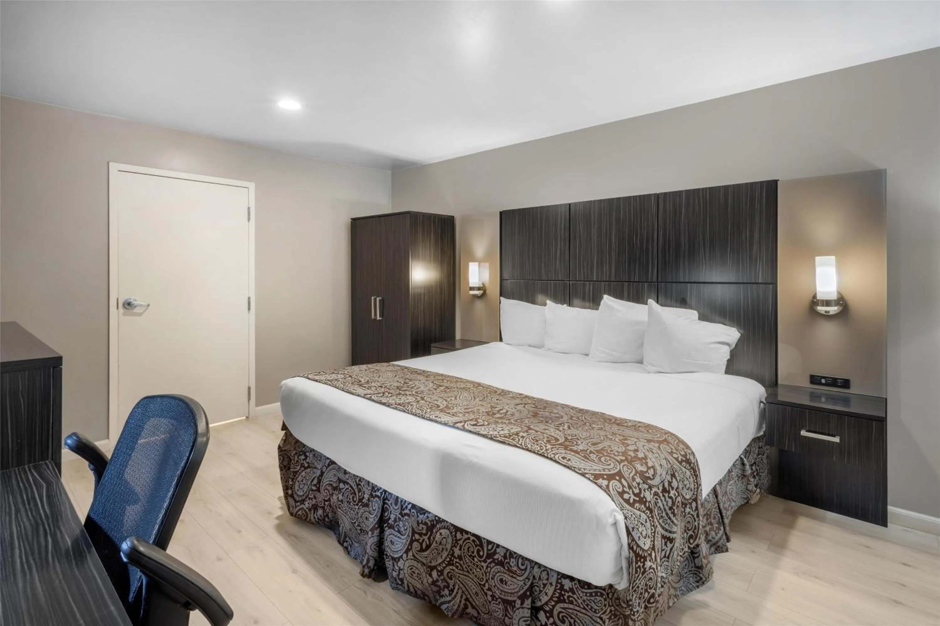 King Room with Sofa Bed - Communication Assistance/Disability Access in SureStay Plus by Best Western Santa Clara Silicon Valley
