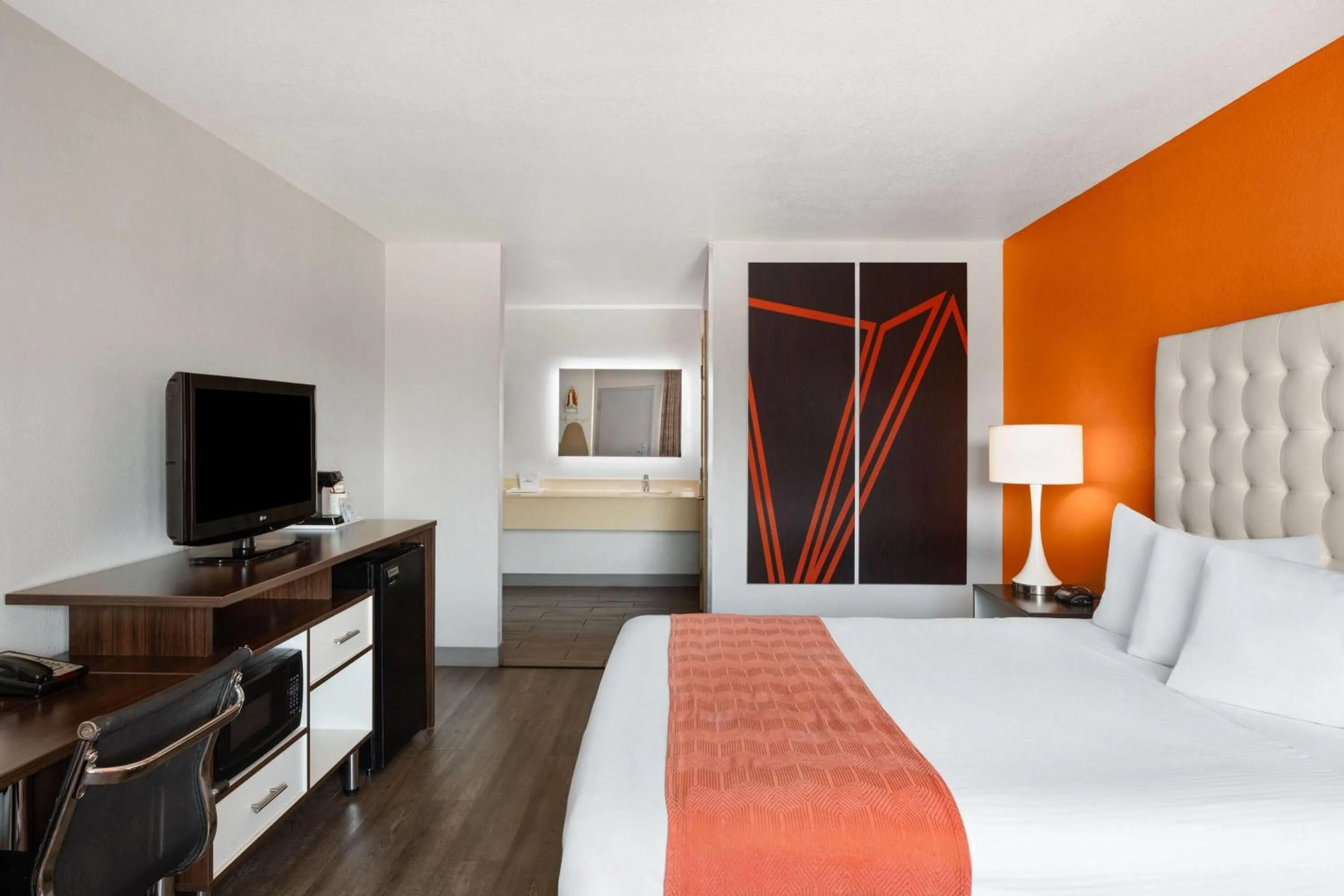 Queen Room - Disability Access/Non-Smoking in Howard Johnson by Wyndham Modesto Ceres