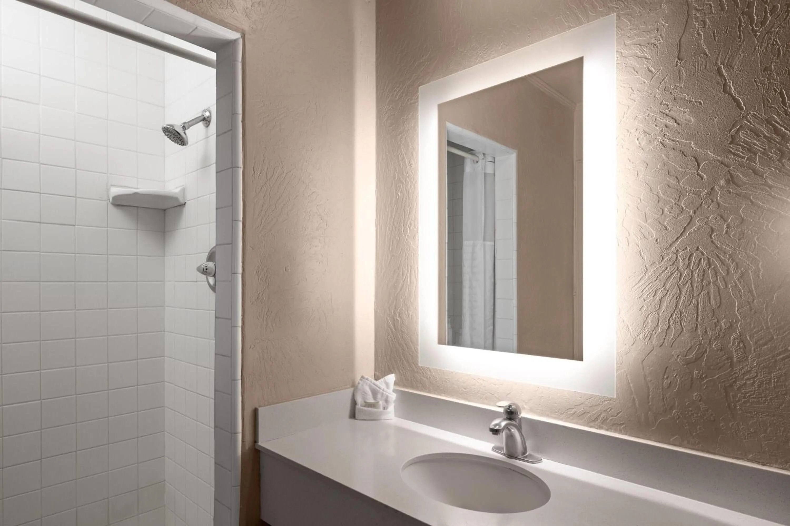 Queen Room - Smoking in Howard Johnson by Wyndham Modesto Ceres