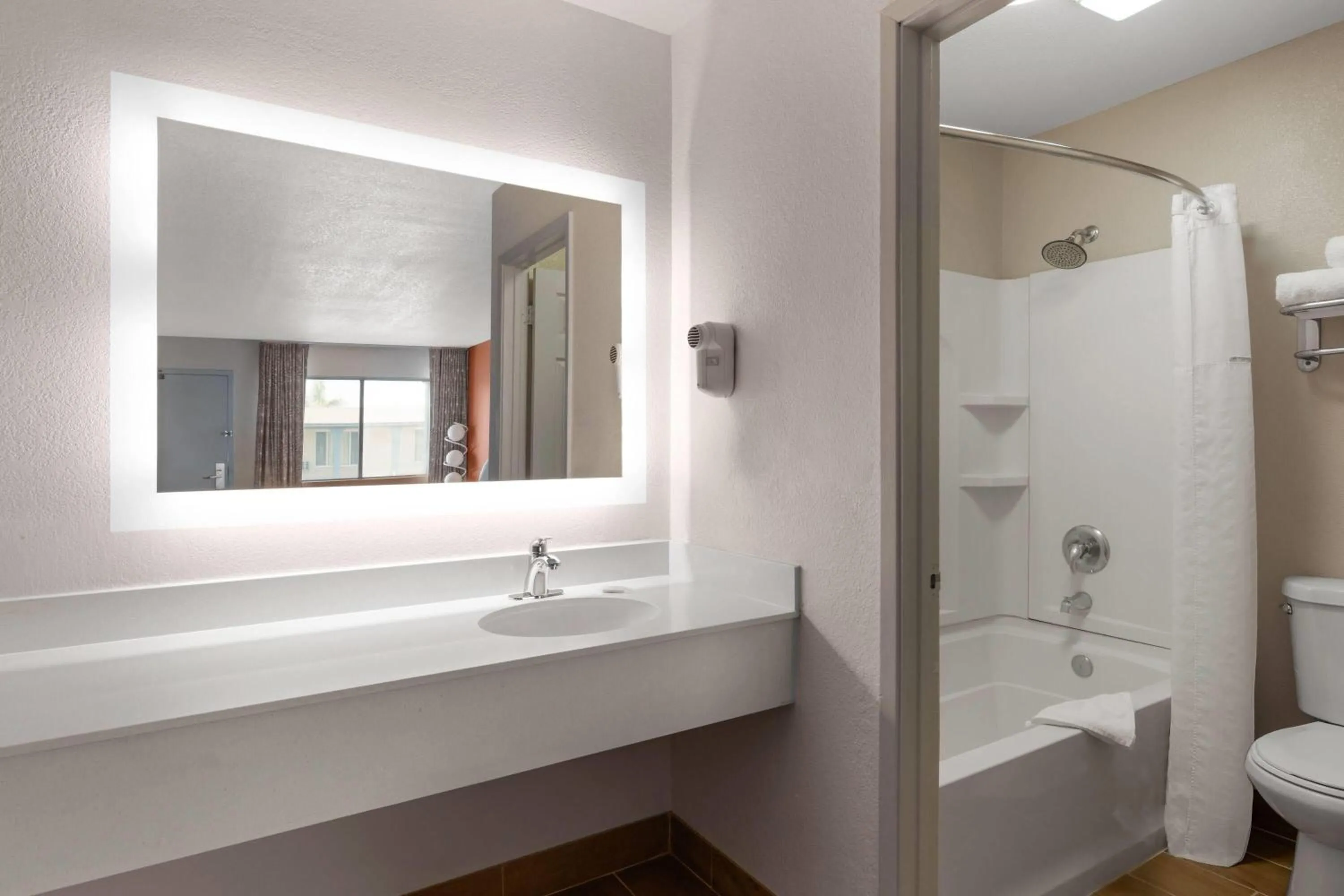 Standard Double Room in Howard Johnson by Wyndham Modesto Ceres