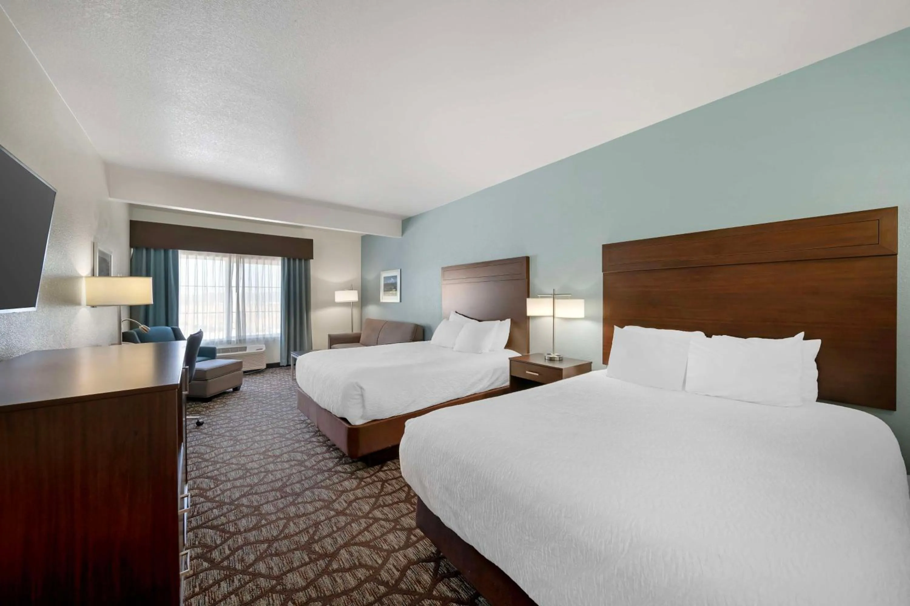 Queen Room with Two Queen Beds and Sofa in Best Western Crater Lake Highway White City/Medford