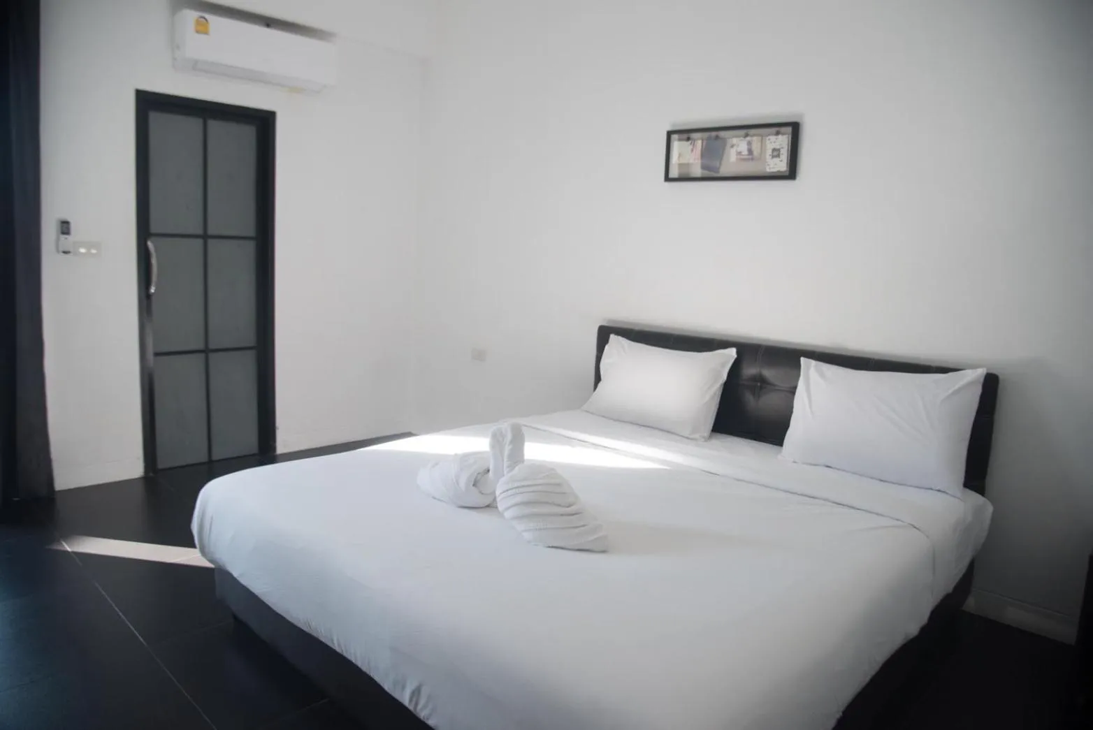 Standard King Room in Azz Hotel