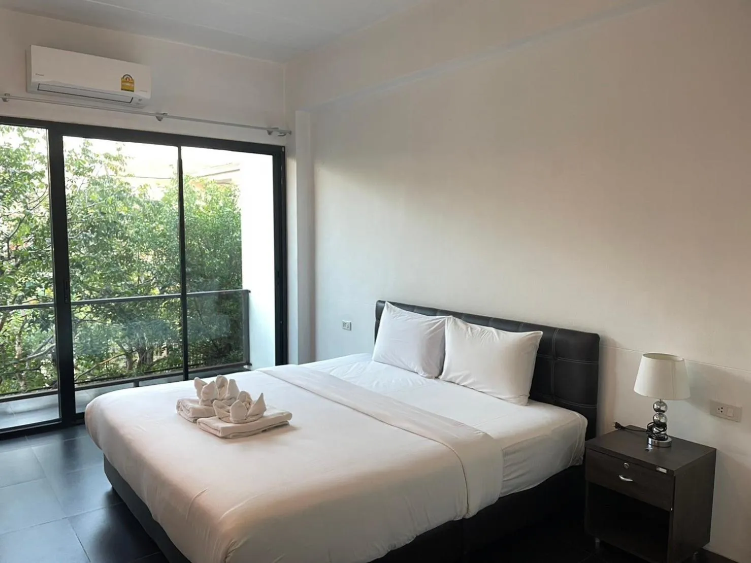 King Room with Balcony in Azz Hotel