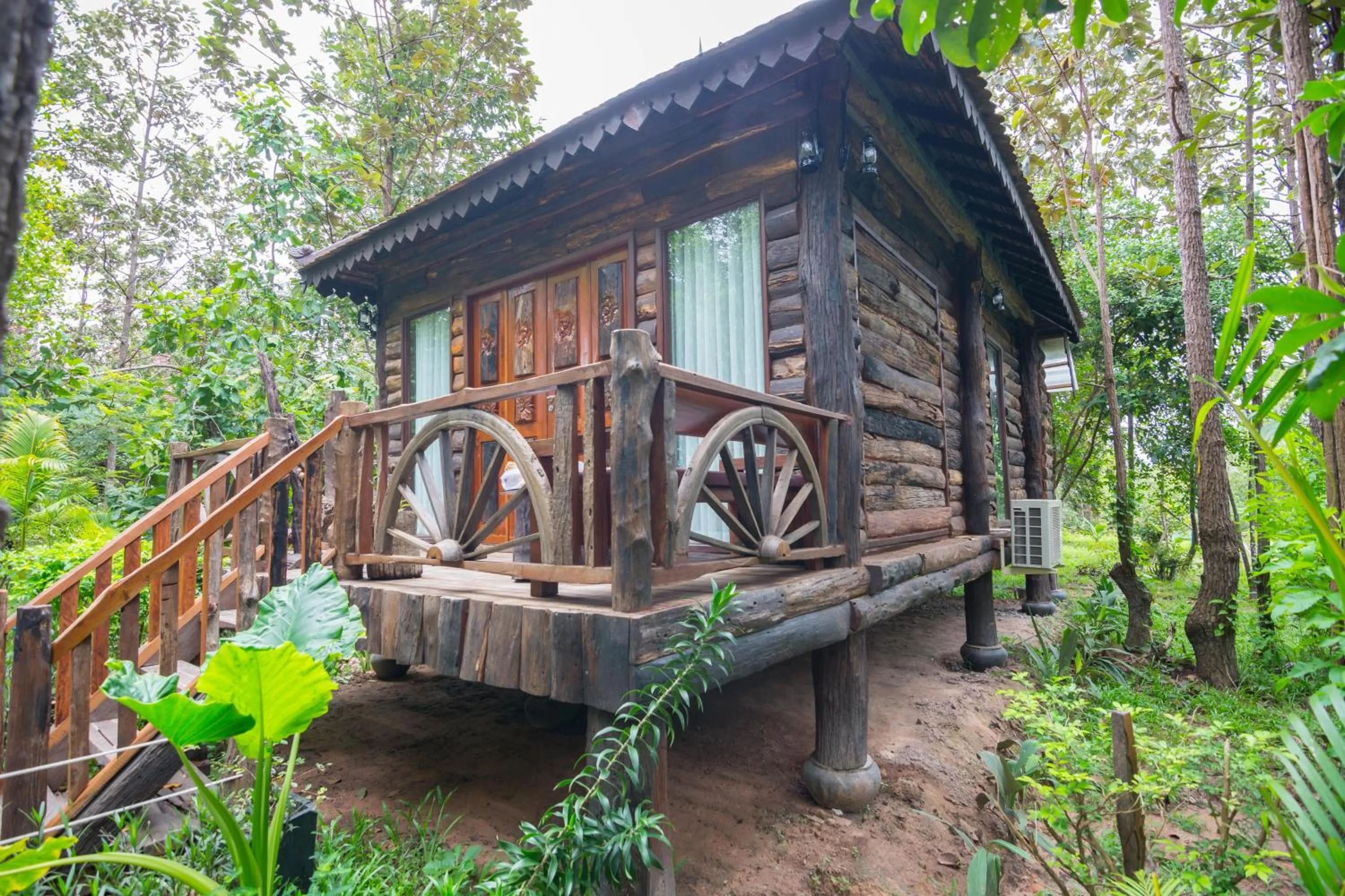 Deluxe Double Room with Balcony in Bong Thom Forest Lodge
